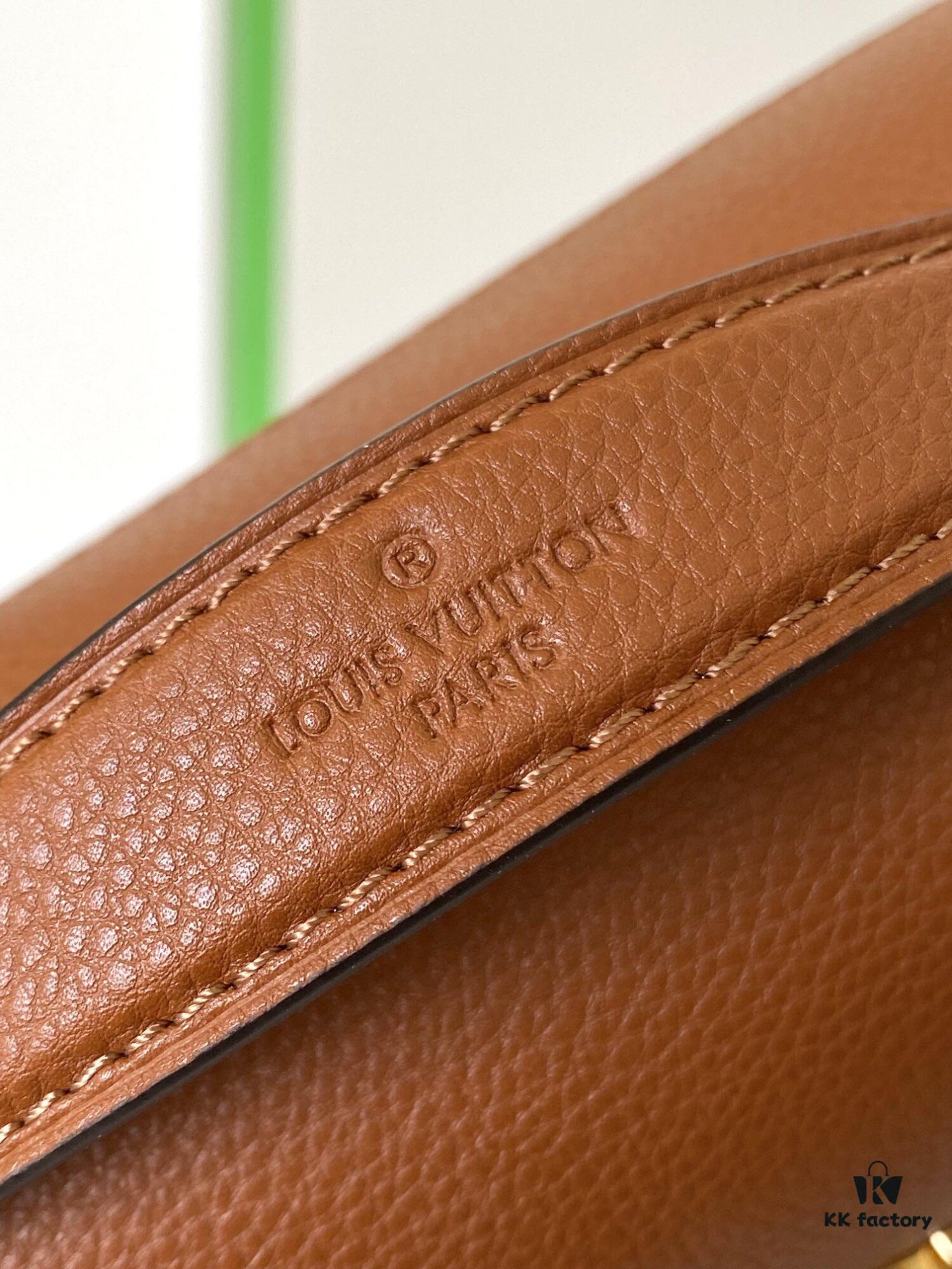 M22952 Brown M22792 Gray M22735 Black Top-Quality Original Order Oxford Handbag Crafted from Soft Grained Leather with Eye-Catching Metal Hardware Showcasing Brand Elegance