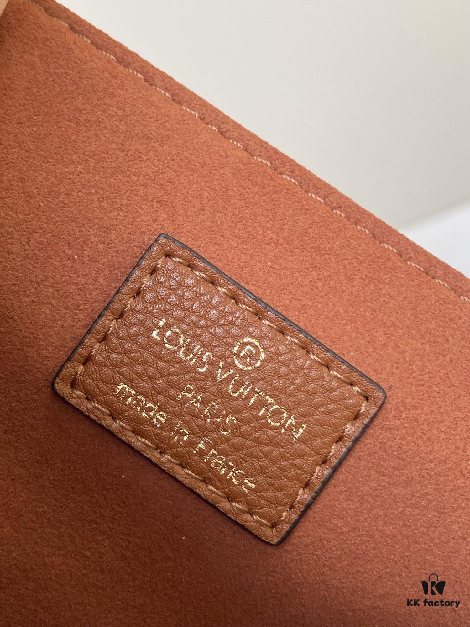 M22952 Brown M22792 Gray M22735 Black Top-Quality Original Order Oxford Handbag Crafted from Soft Grained Leather with Eye-Catching Metal Hardware Showcasing Brand Elegance