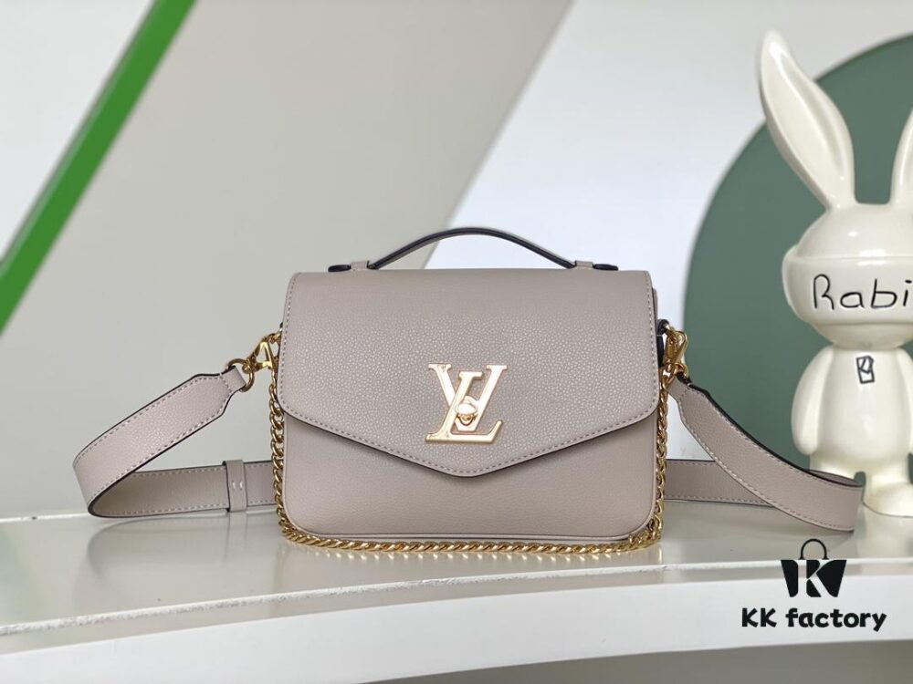 M22952 Brown M22792 Gray M22735 Black Top-Quality Original Order Oxford Handbag Crafted from Soft Grained Leather with Eye-Catching Metal Hardware Showcasing Brand Elegance. Detachable Chain and Adjustable Leather Strap Offer Multiple Carrying Options, Adding Vibrant Flair to Daily and Day-to-Night Occasions. 22.0 x 16.0 x 9.5 cm (L x H x W)