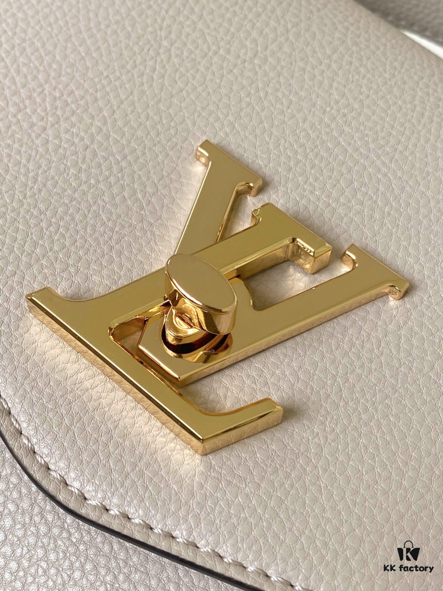 M22952 Brown M22792 Gray M22735 Black Top-Quality Original Order Oxford Handbag Crafted from Soft Grained Leather with Eye-Catching Metal Hardware Showcasing Brand Elegance. Detachable Chain and Adjustable Leather Strap Offer Multiple Carrying Options, Adding Vibrant Flair to Daily and Day-to-Night Occasions. 22.0 x 16.0 x 9.5 cm (L x H x W)