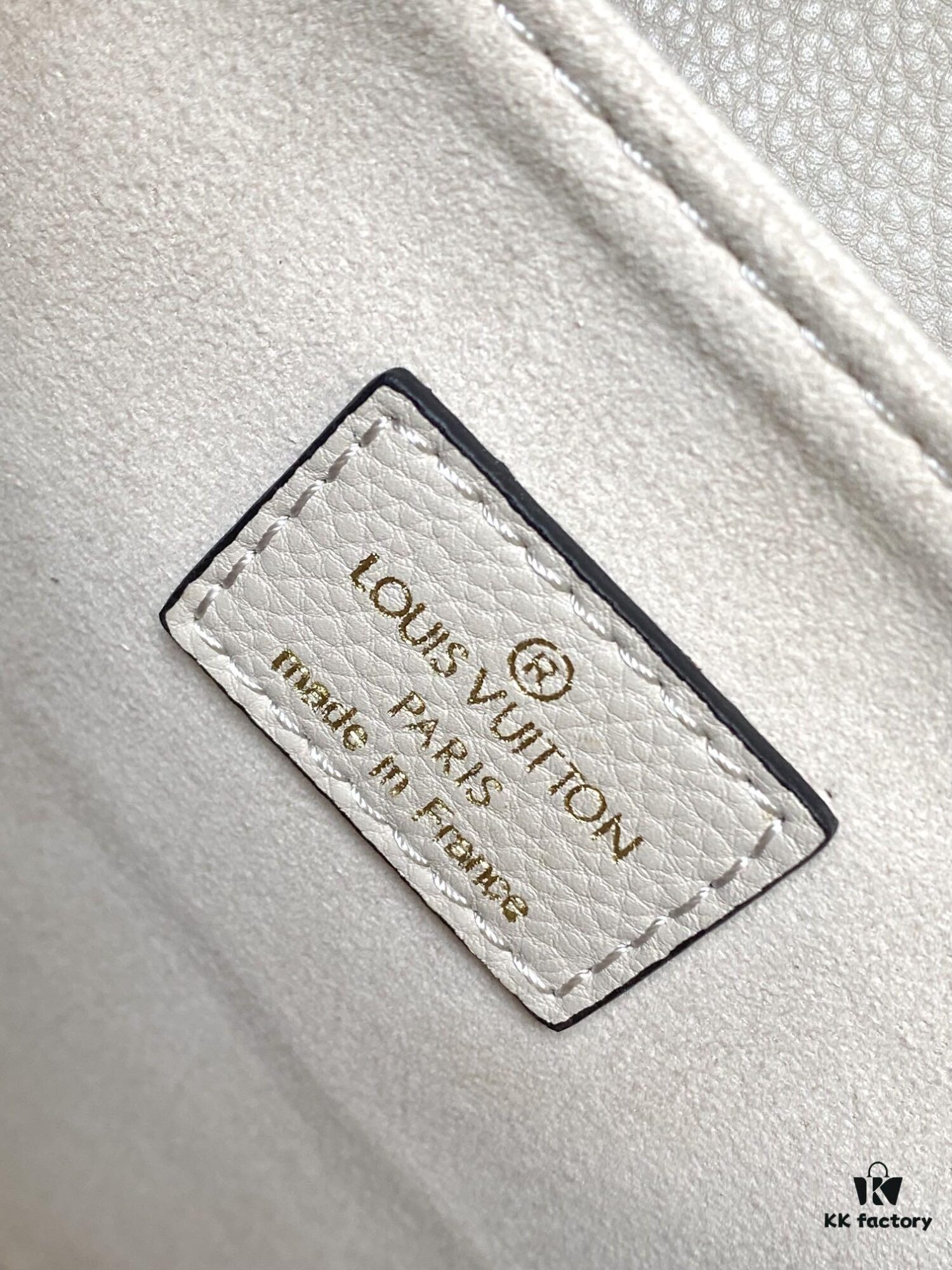 M22952 Brown M22792 Gray M22735 Black Top-Quality Original Order Oxford Handbag Crafted from Soft Grained Leather with Eye-Catching Metal Hardware Showcasing Brand Elegance. Detachable Chain and Adjustable Leather Strap Offer Multiple Carrying Options, Adding Vibrant Flair to Daily and Day-to-Night Occasions. 22.0 x 16.0 x 9.5 cm (L x H x W)