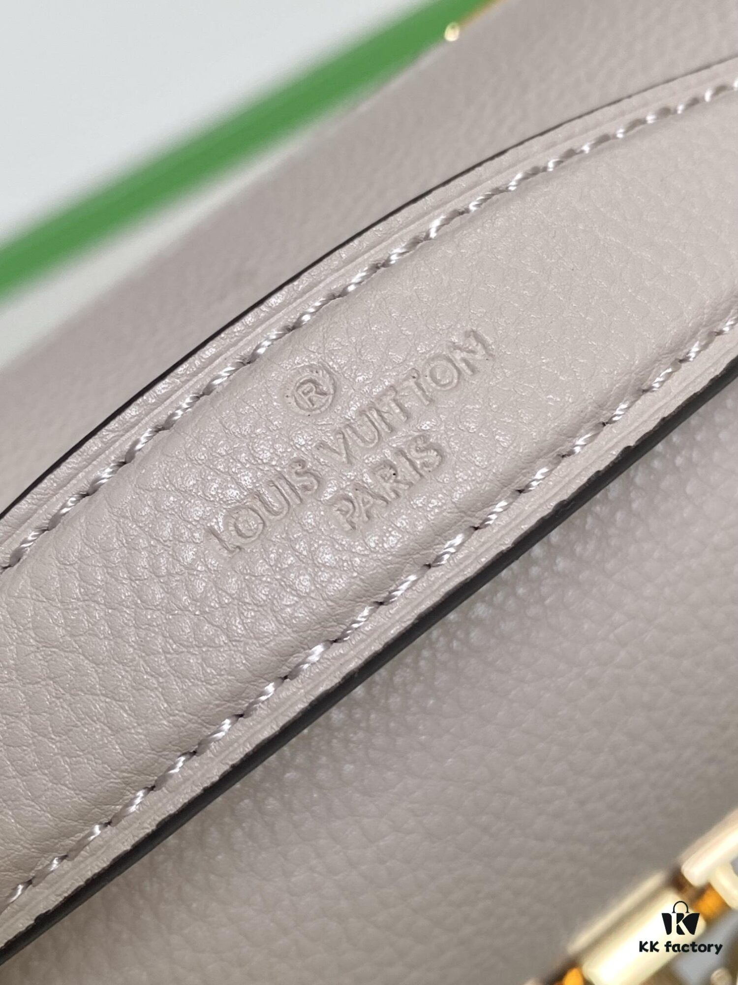 M22952 Brown M22792 Gray M22735 Black Top-Quality Original Order Oxford Handbag Crafted from Soft Grained Leather with Eye-Catching Metal Hardware Showcasing Brand Elegance. Detachable Chain and Adjustable Leather Strap Offer Multiple Carrying Options, Adding Vibrant Flair to Daily and Day-to-Night Occasions. 22.0 x 16.0 x 9.5 cm (L x H x W)