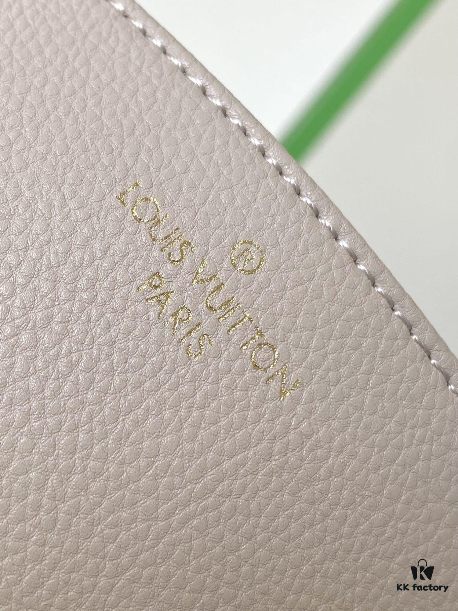 M22952 Brown M22792 Gray M22735 Black Top-Quality Original Order Oxford Handbag Crafted from Soft Grained Leather with Eye-Catching Metal Hardware Showcasing Brand Elegance. Detachable Chain and Adjustable Leather Strap Offer Multiple Carrying Options, Adding Vibrant Flair to Daily and Day-to-Night Occasions. 22.0 x 16.0 x 9.5 cm (L x H x W)