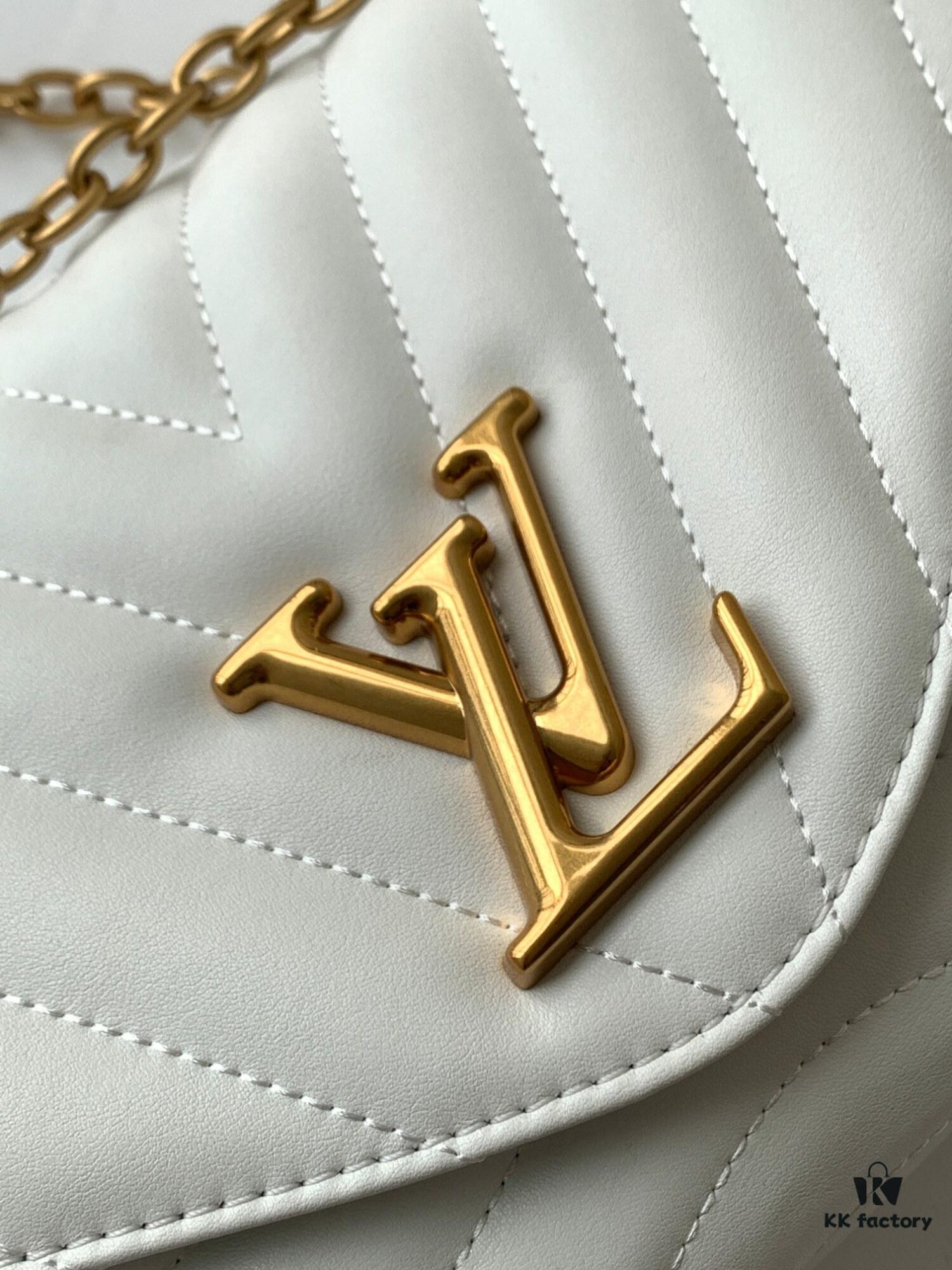 LV NEW WAVE Chain Bag with V-Shape Quilting, Fold-Over Closure and Multiple Compartments