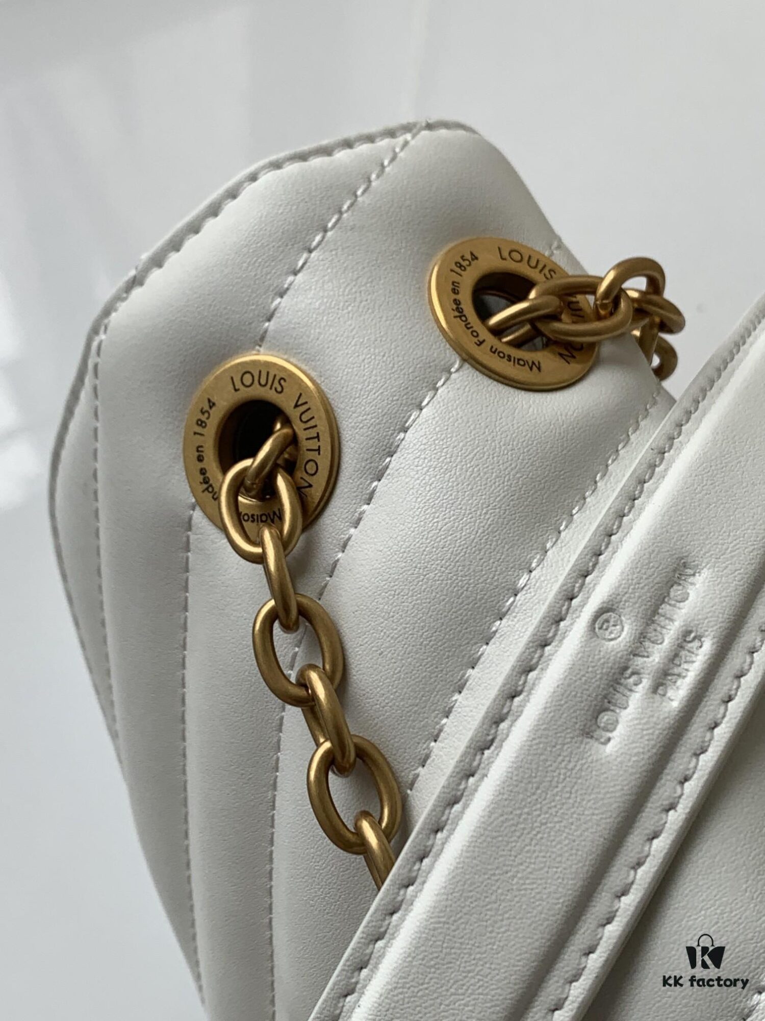 LV NEW WAVE Chain Bag with V-Shape Quilting, Fold-Over Closure and Multiple Compartments