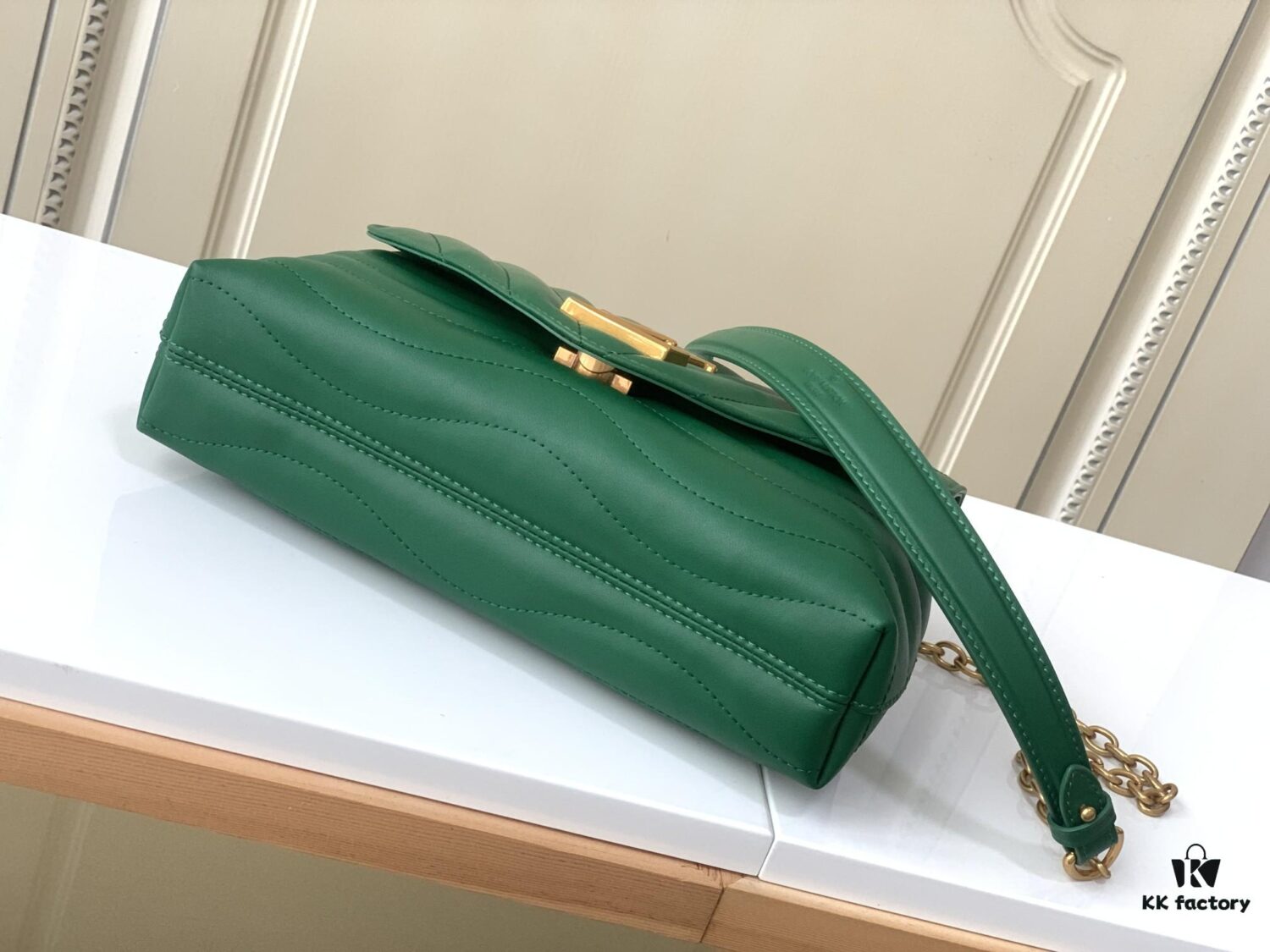 LV NEW WAVE Chain Bag V-Quilting Handbag M58664 Green 58552 Black 58552 Apricot Yellow 58549 White 58550 Coffee 58664 Green 58553 Rose Red