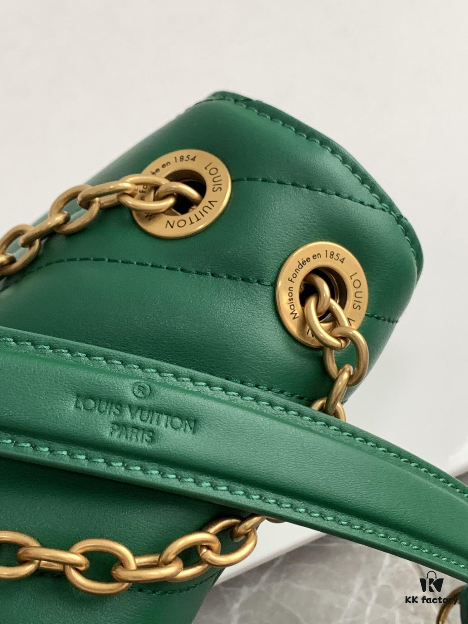 LV NEW WAVE Chain Bag V-Quilting Handbag M58664 Green 58552 Black 58552 Apricot Yellow 58549 White 58550 Coffee 58664 Green 58553 Rose Red