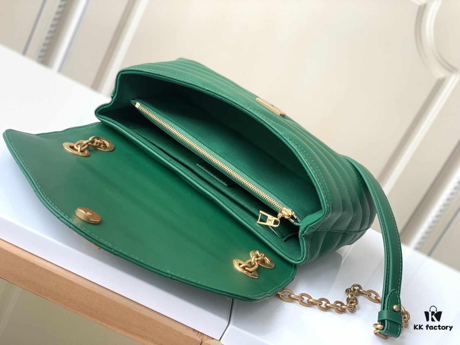 LV NEW WAVE Chain Bag V-Quilting Handbag M58664 Green 58552 Black 58552 Apricot Yellow 58549 White 58550 Coffee 58664 Green 58553 Rose Red