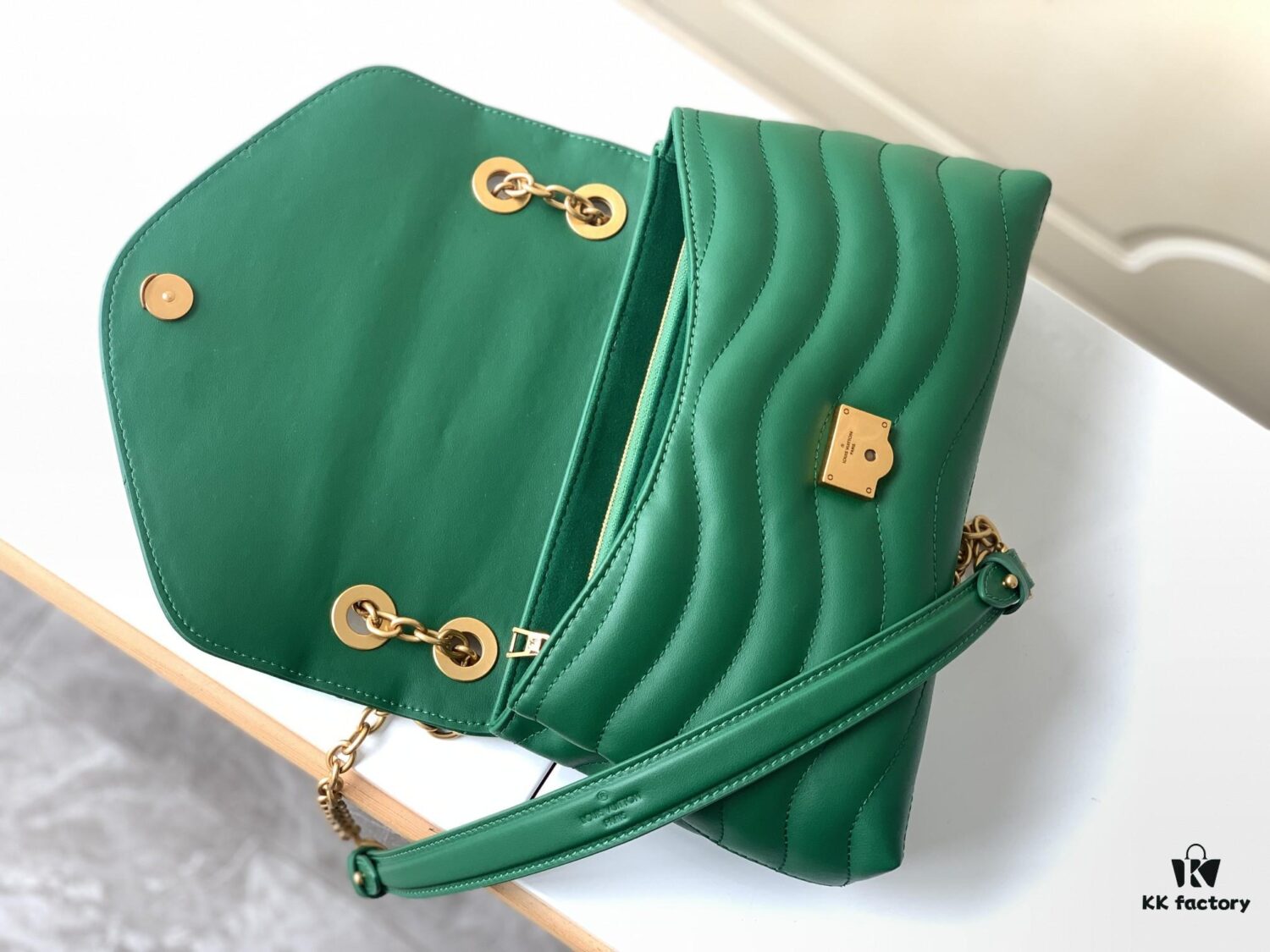 LV NEW WAVE Chain Bag V-Quilting Handbag M58664 Green 58552 Black 58552 Apricot Yellow 58549 White 58550 Coffee 58664 Green 58553 Rose Red