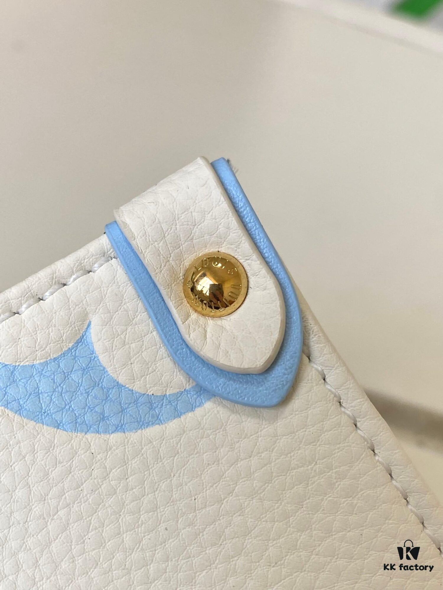 M46833 White, M45653 White Embossed, M46569 OnTheGo Small Handbag in Monogram Empreinte Leather