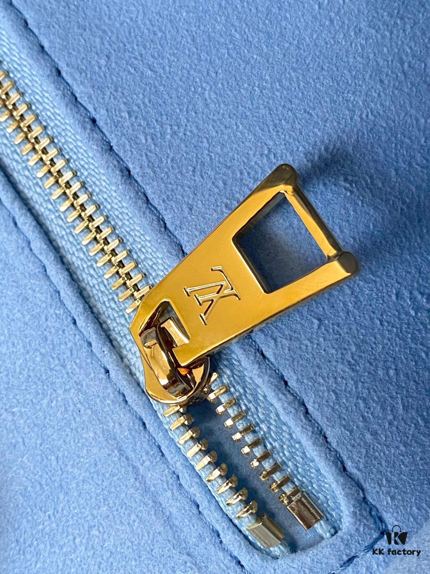 M46833 White, M45653 White Embossed, M46569 OnTheGo Small Handbag in Monogram Empreinte Leather