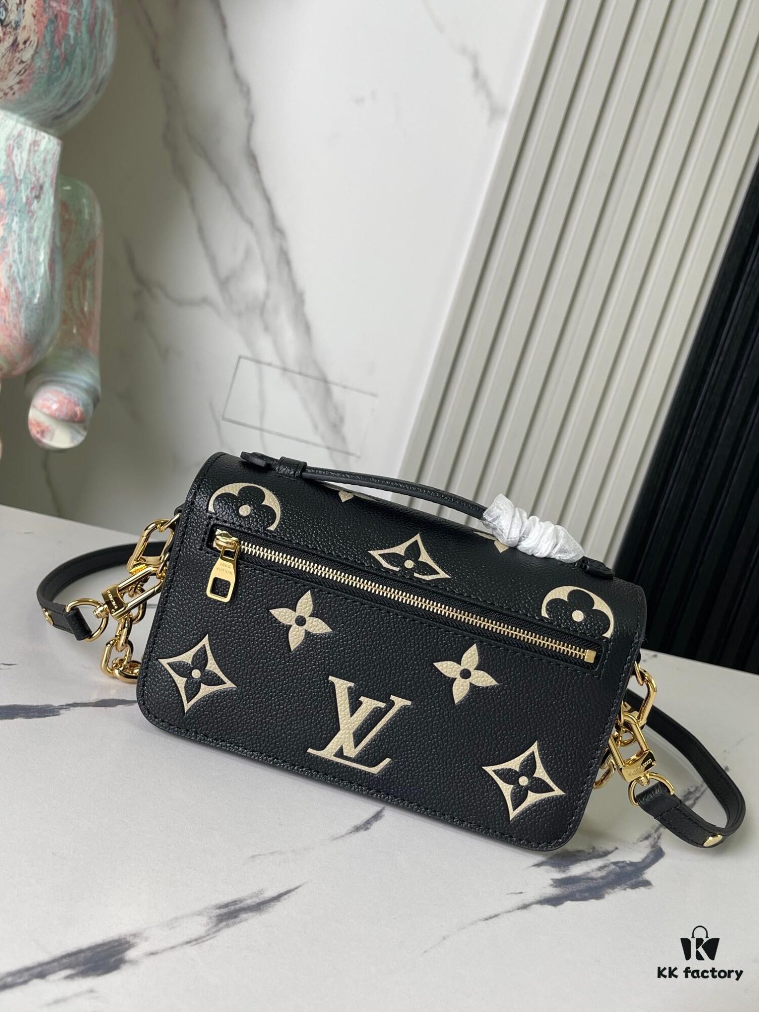 693088f26e68136f4d9a8a60 Top Quality Original Order Exclusive Real Shot M46596 Black Silkscreen Full Leather Messenger Bag Series Small East West Métis Handbag