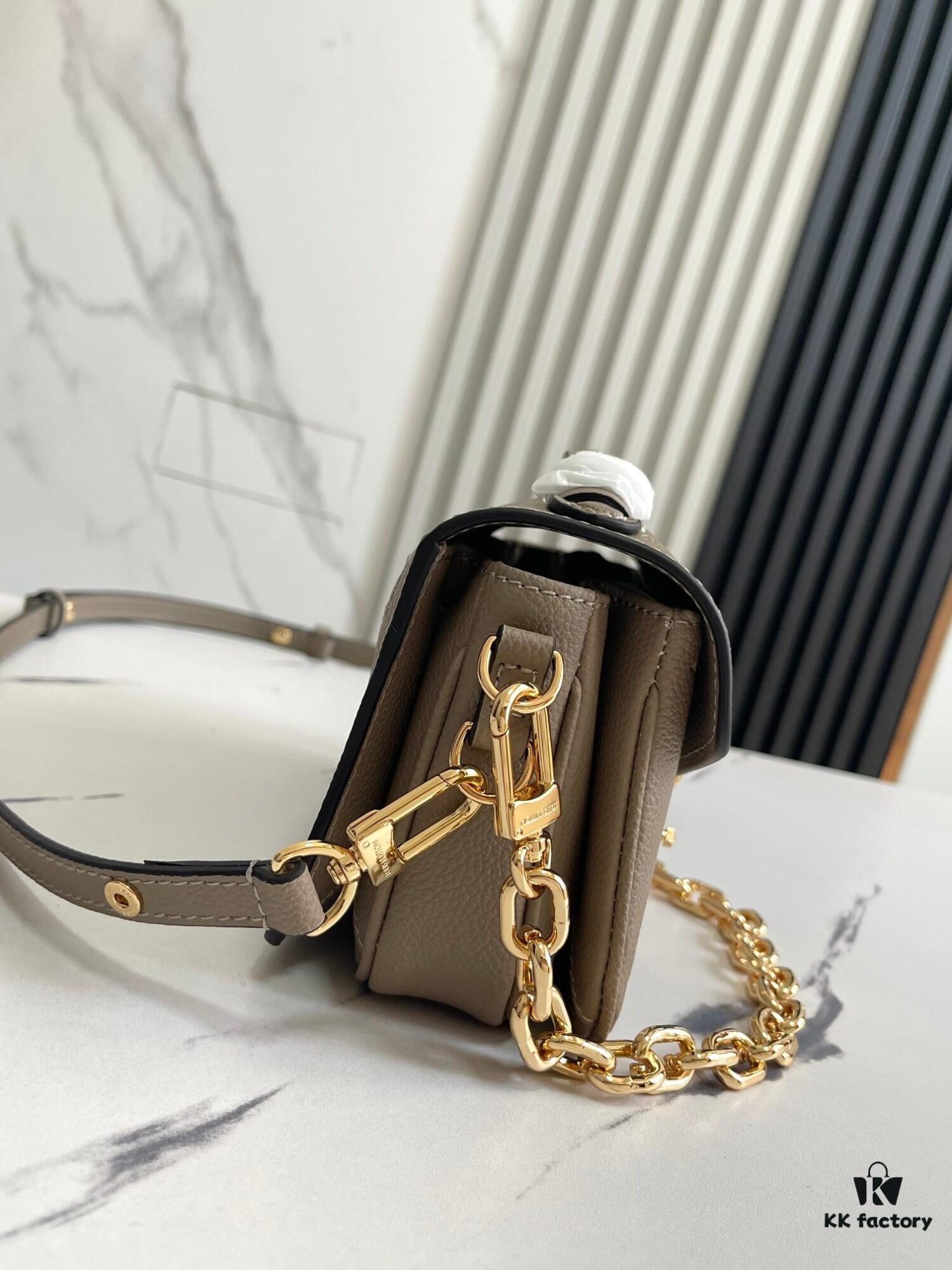 693088f66e68136f4d9a8a66 Top Quality Original Order Exclusive Real Shot M23081 Beige Screen Printed Full Leather Messenger Bag Series Small East West Métis Handbag