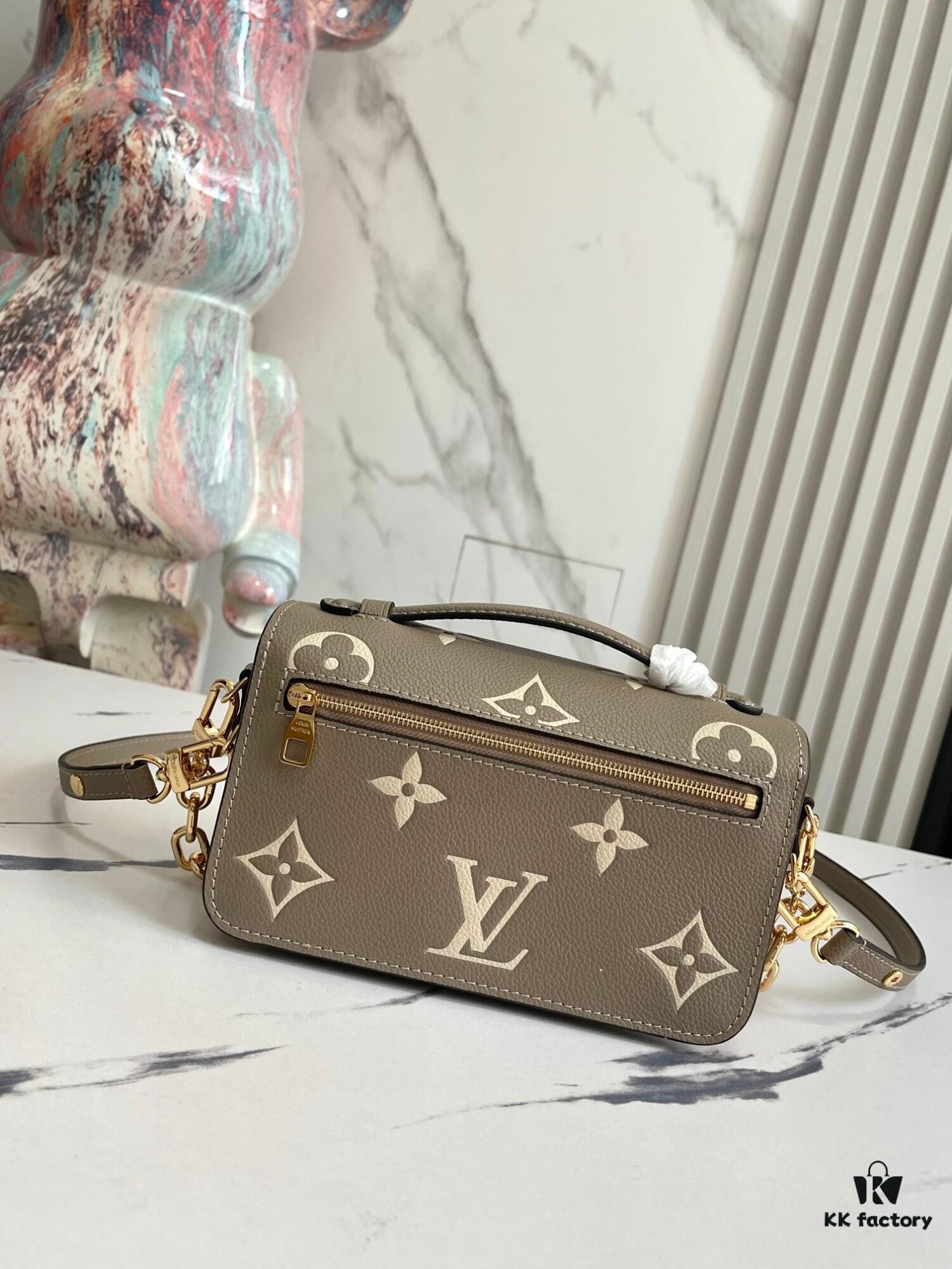 693088f76e68136f4d9a8a69 Top Quality Original Order Exclusive Real Shot M23081 Beige Screen Printed Full Leather Messenger Bag Series Small East West Métis Handbag