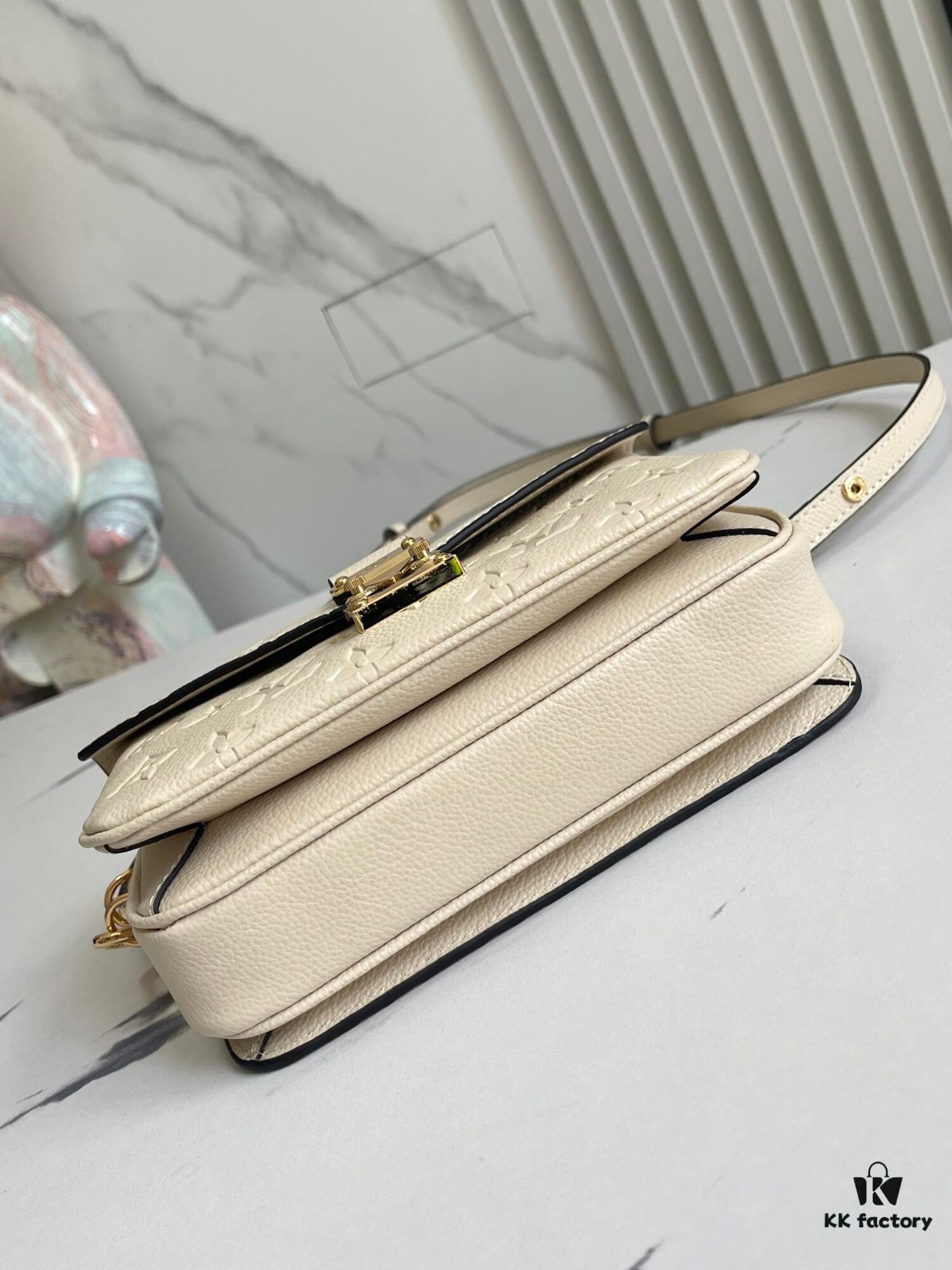 693089026e68136f4d9a8a7b Top Quality Original Order Exclusive Real Shot M22942 Beige Full Leather Messenger Bag Series Small East West Métis Handbag