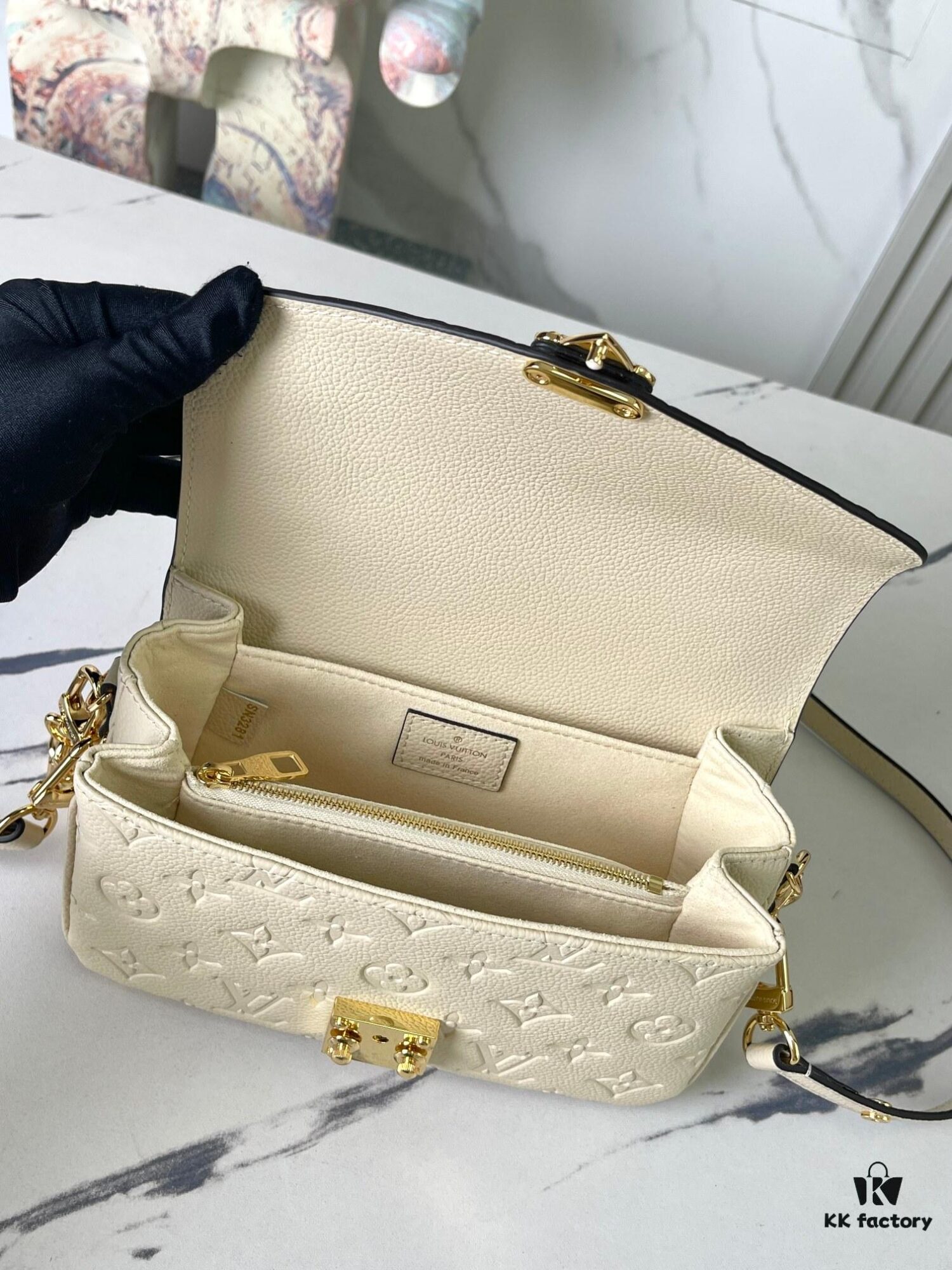 693089046e68136f4d9a8a7d Top Quality Original Order Exclusive Real Shot M22942 Beige Full Leather Messenger Bag Series Small East West Métis Handbag
