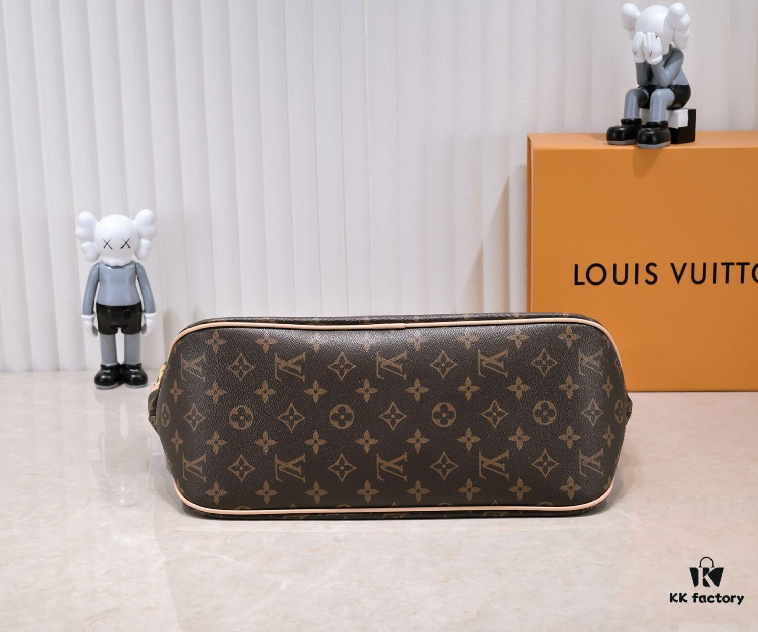 Wholesale Price, New Spring-Summer Arrival: The Stylish and Elegant Calvi Tote in Damier Azur Canvas Combines Office Elegance with Beachside Leisure