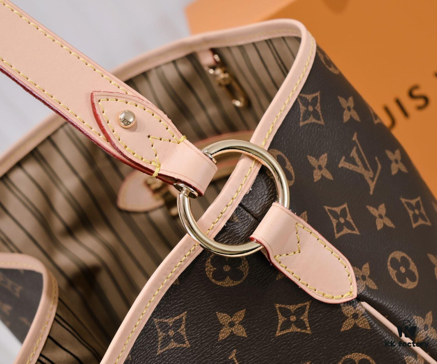 Wholesale Price, New Spring-Summer Arrival: The Stylish and Elegant Calvi Tote in Damier Azur Canvas Combines Office Elegance with Beachside Leisure