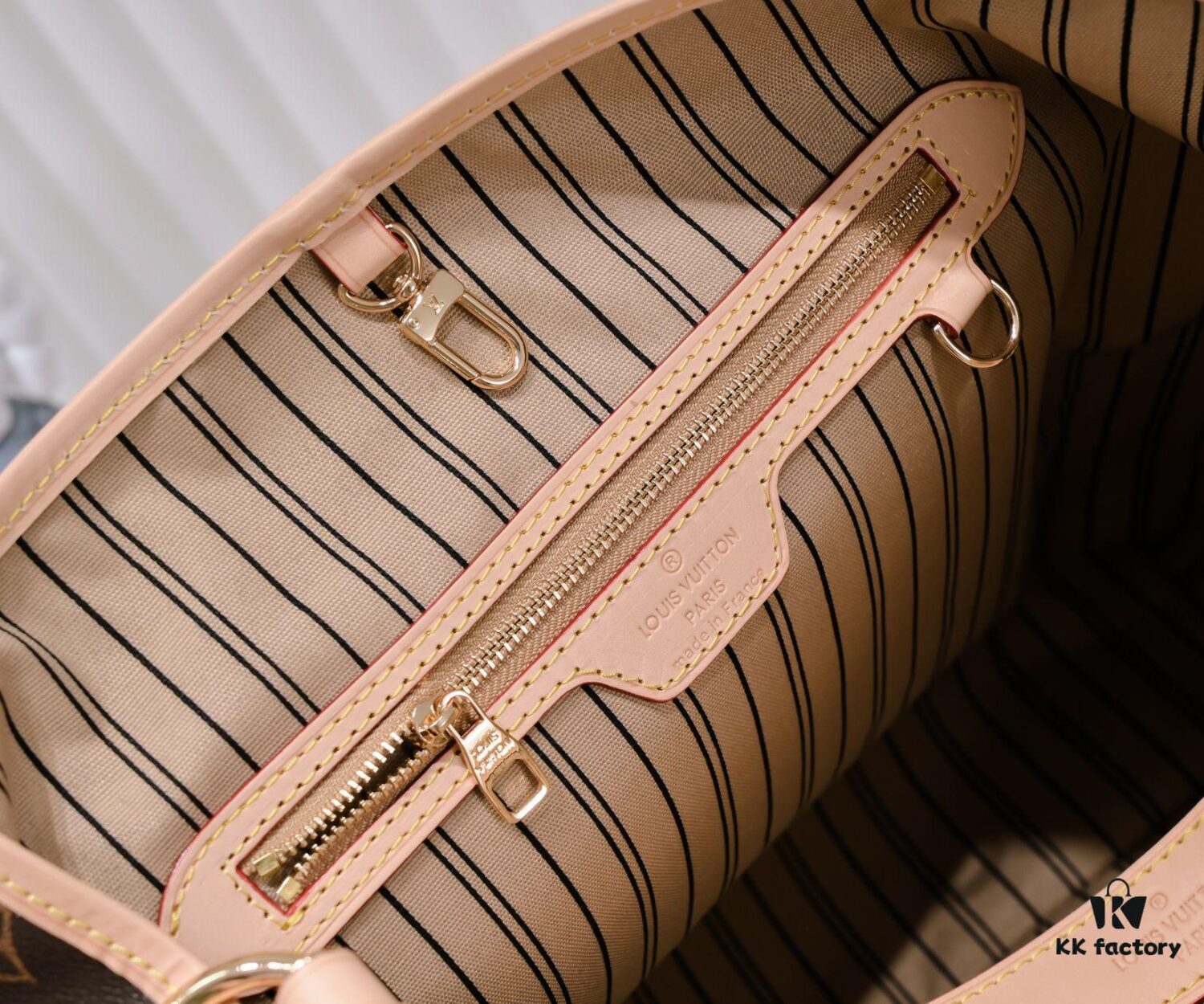 Wholesale Price, New Spring-Summer Arrival: The Stylish and Elegant Calvi Tote in Damier Azur Canvas Combines Office Elegance with Beachside Leisure