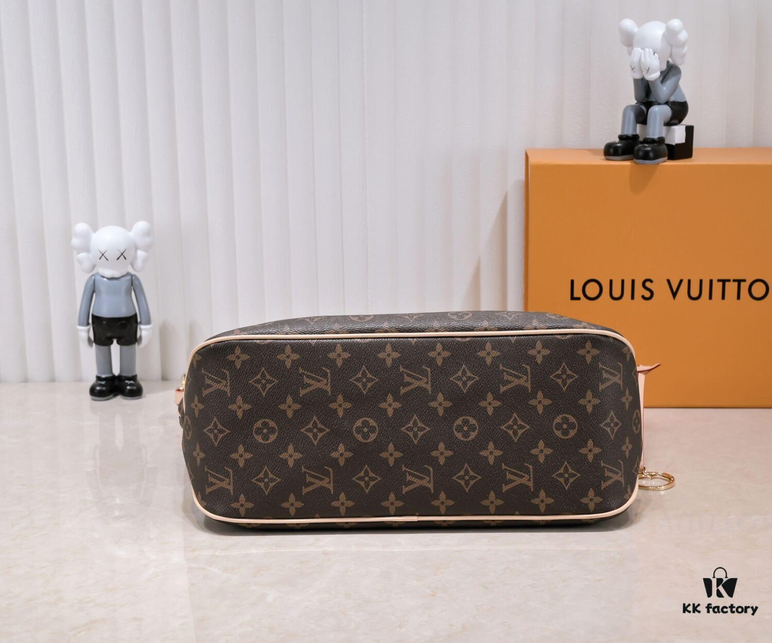 Wholesale Price, New Spring-Summer Arrival: The Stylish and Elegant Damier Azur Canvas Calvi Tote – Perfect for Office Days and Beach Weekends