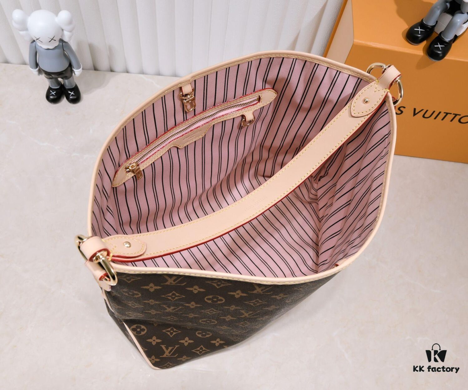 Wholesale Price, New Spring-Summer Arrival: The Stylish and Elegant Damier Azur Canvas Calvi Tote – Perfect for Office Days and Beach Weekends