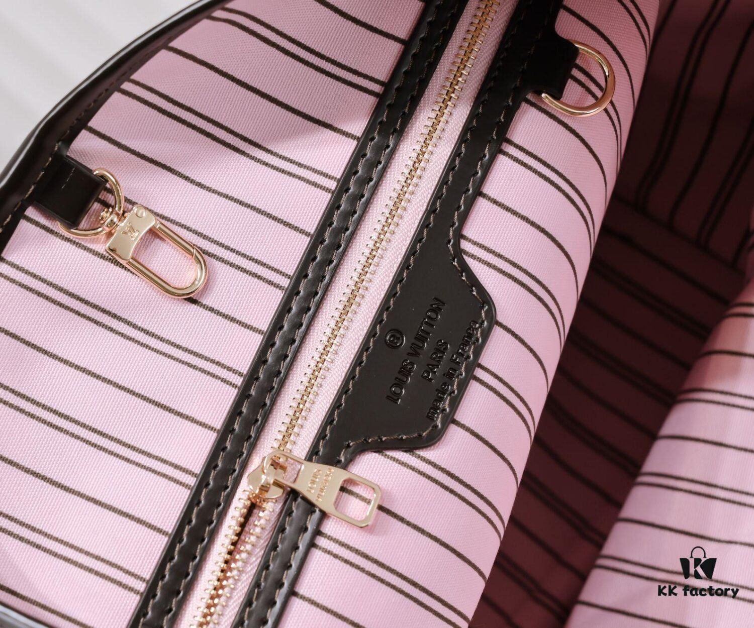 Wholesale Price Summer New Arrival, Stylish and Elegant Damier Azur Canvas Calvi Tote Bag in Vibrant Pomegranate Red, Perfect for Office and Beach Getaways