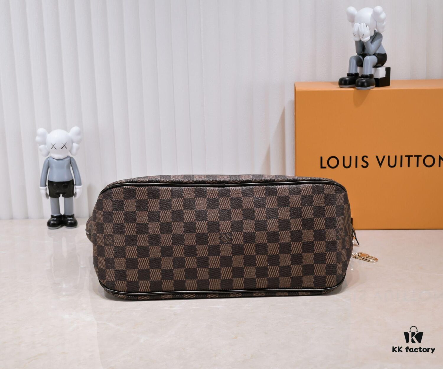 Wholesale Price, New Spring-Summer Style: The Stylish and Charming Damier Azur Canvas Calvi Tote – Perfect for Office Days and Beach Weekends