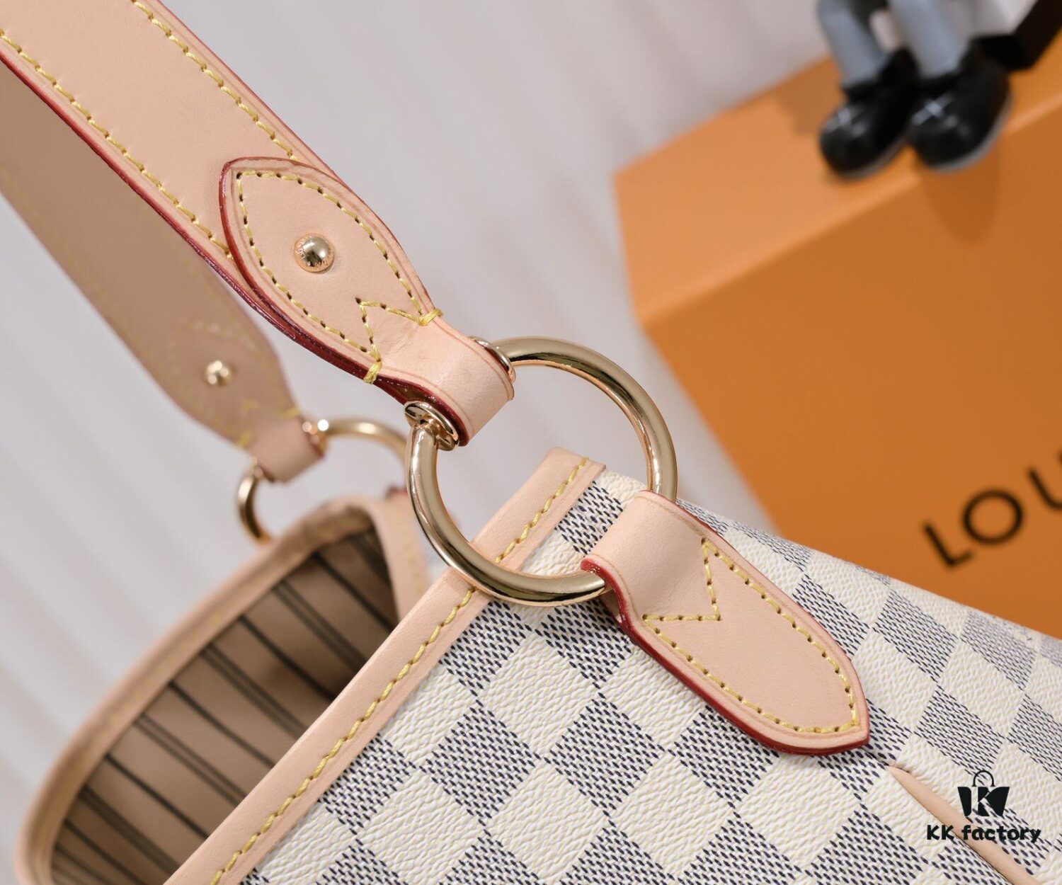 Wholesale Price Summer New Arrival, Stylish and Elegant Damier Azur Canvas Calvi Bag in Pomegranate Red, Perfect for Office and Beach Weekend Getaways