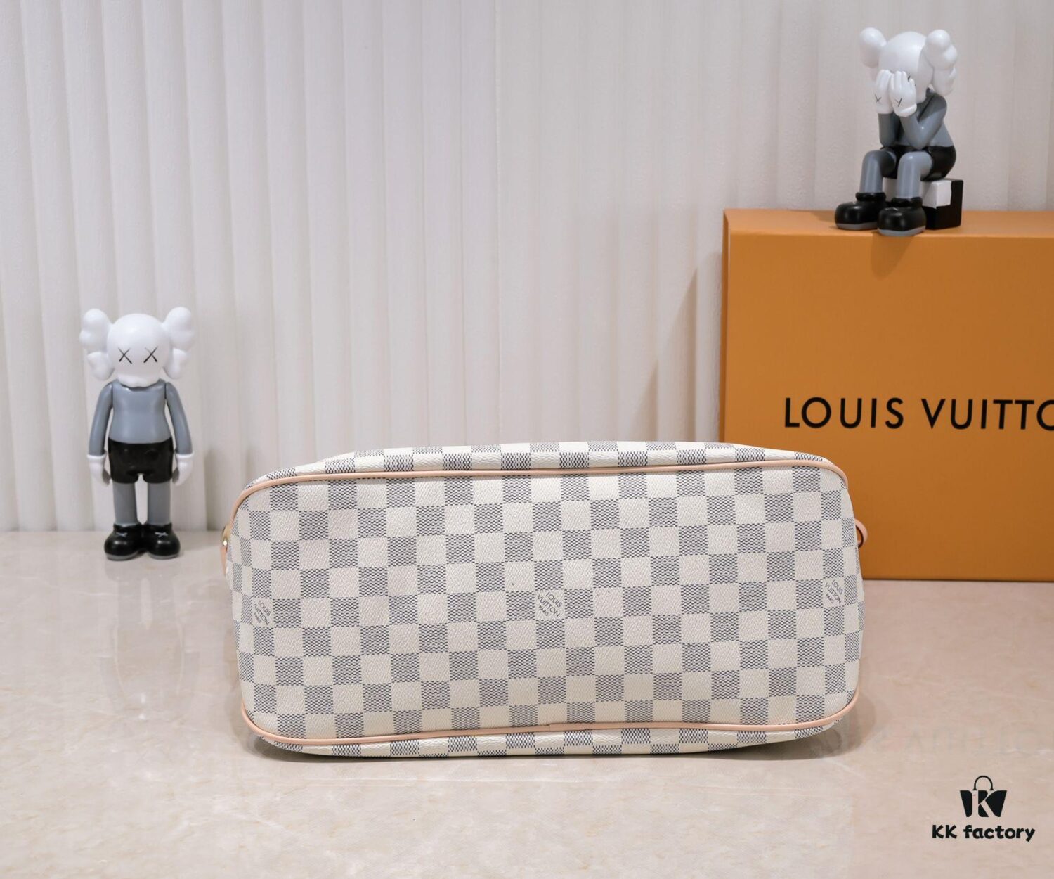 Wholesale Price Summer New Arrival: Stylish Damier Azur Canvas Calvi Tote Bag in Pomegranate Red