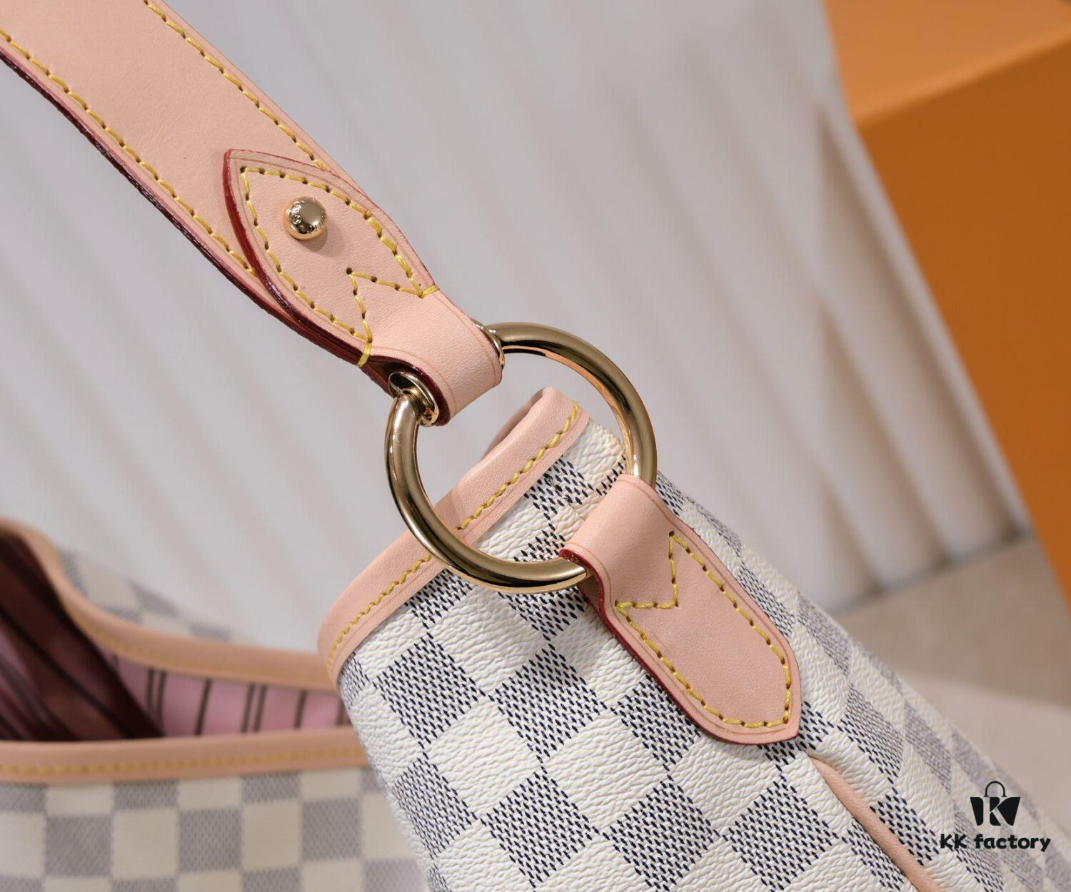 Wholesale Price Summer New Arrival: Stylish Damier Azur Canvas Calvi Tote Bag in Pomegranate Red