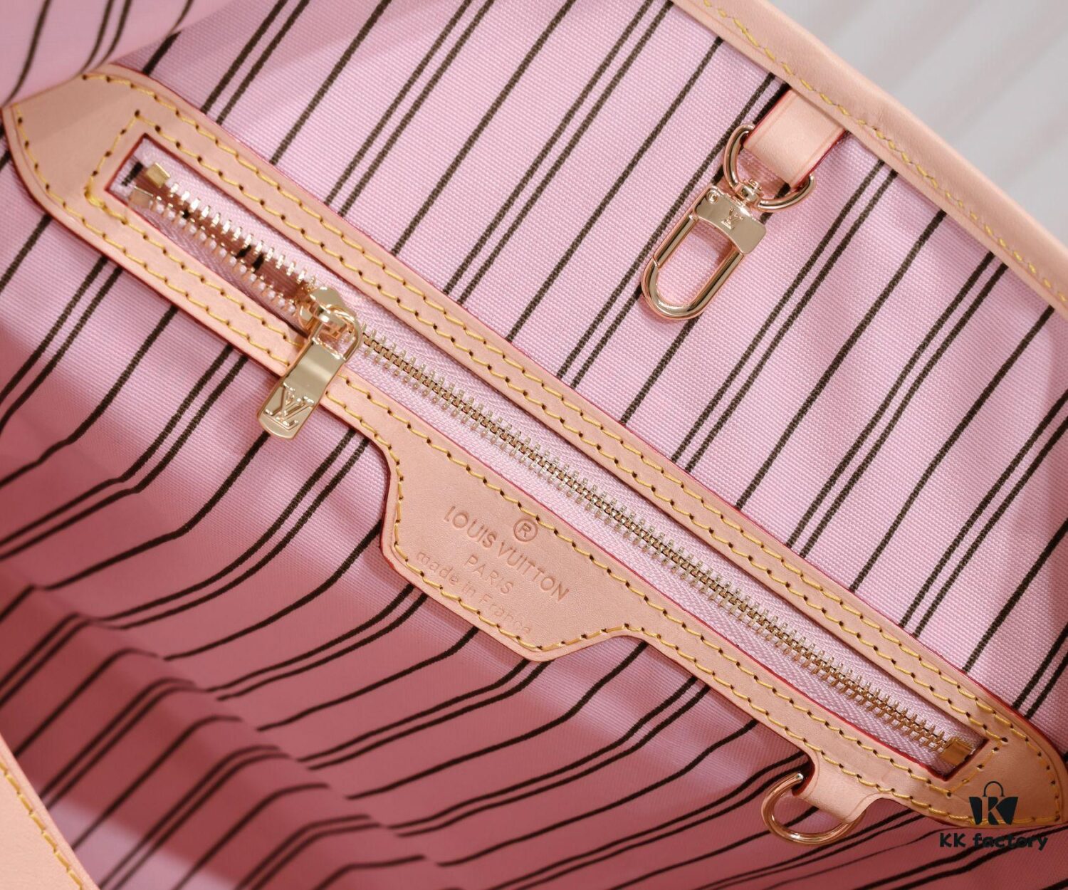 Wholesale Price Summer New Arrival: Stylish Damier Azur Canvas Calvi Tote Bag in Pomegranate Red