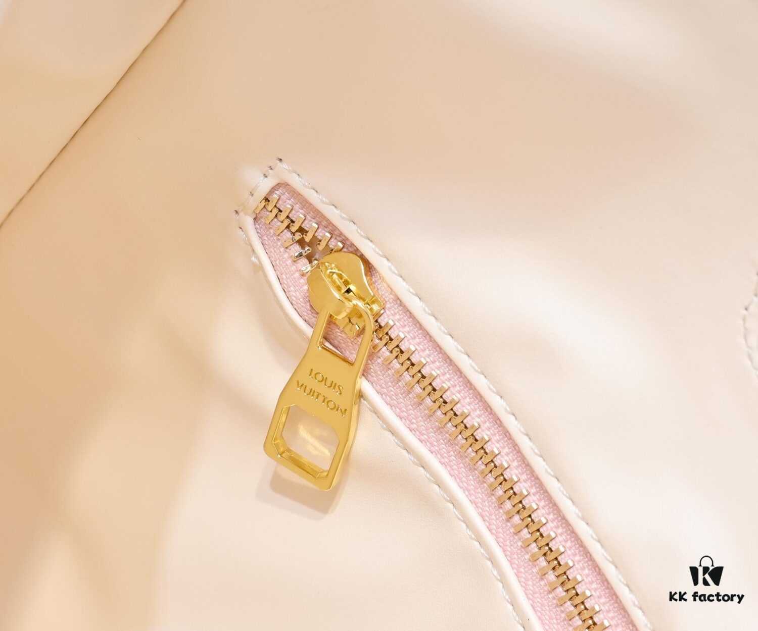 Louis Vuitton New Arrival Minimalist Elegant Hobo Bag Design 120693 119563