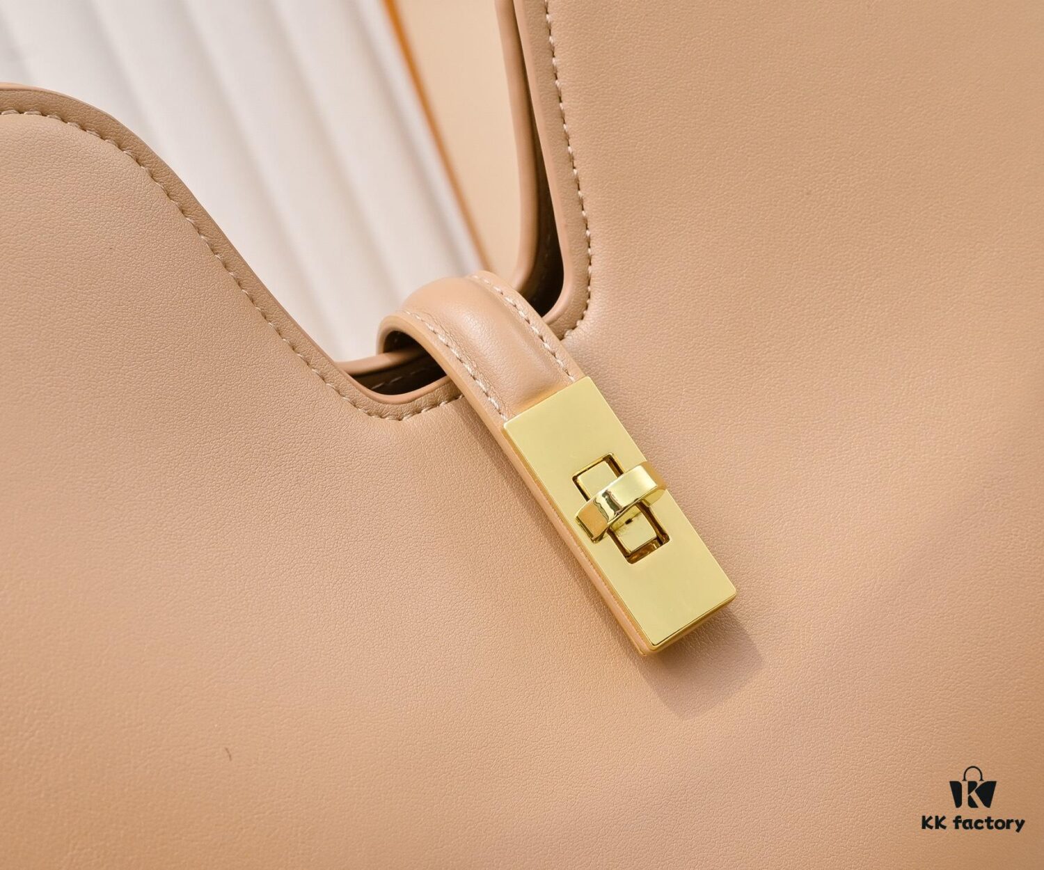 Louis Vuitton New Arrival Quietly Returns to Minimalist Elegance, Style No. 120693 119563