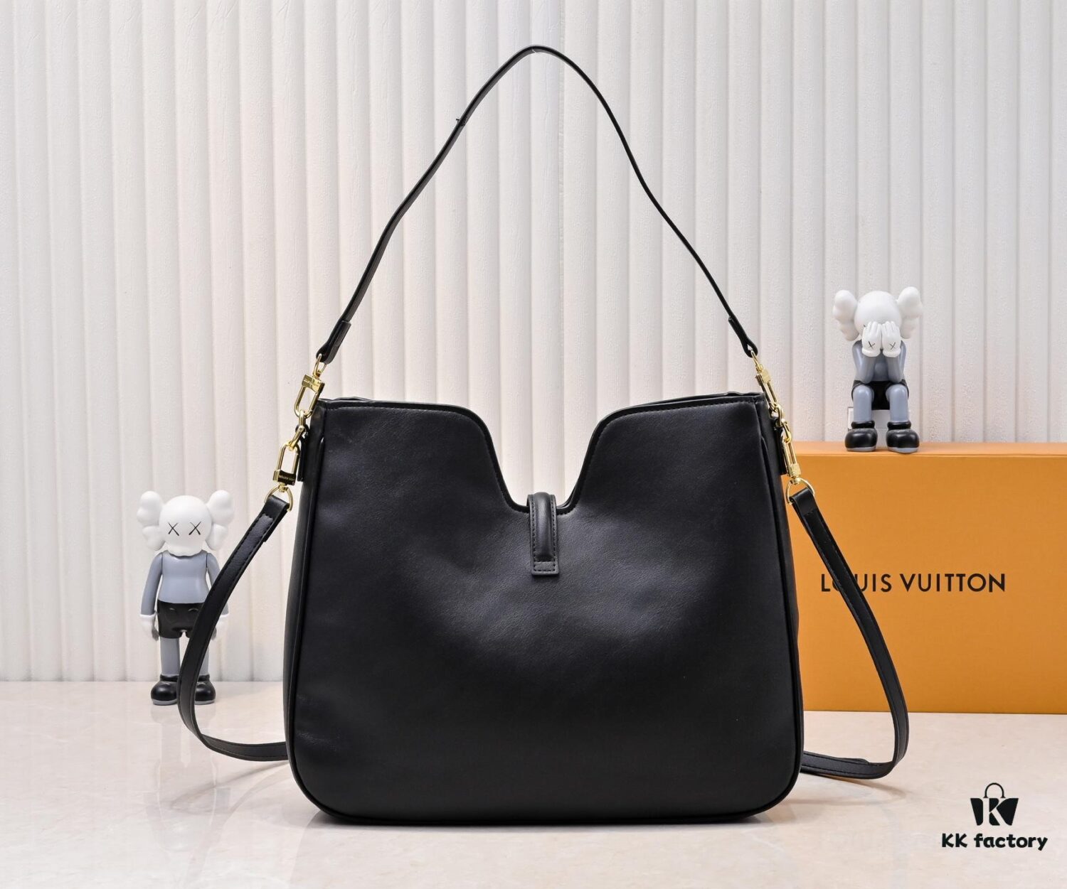 Louis Vuitton New Arrival Quietly Returns to Minimalist Elegance, Hobo-Inspired Design with Soft Silhouette Exudes Effortless Charm