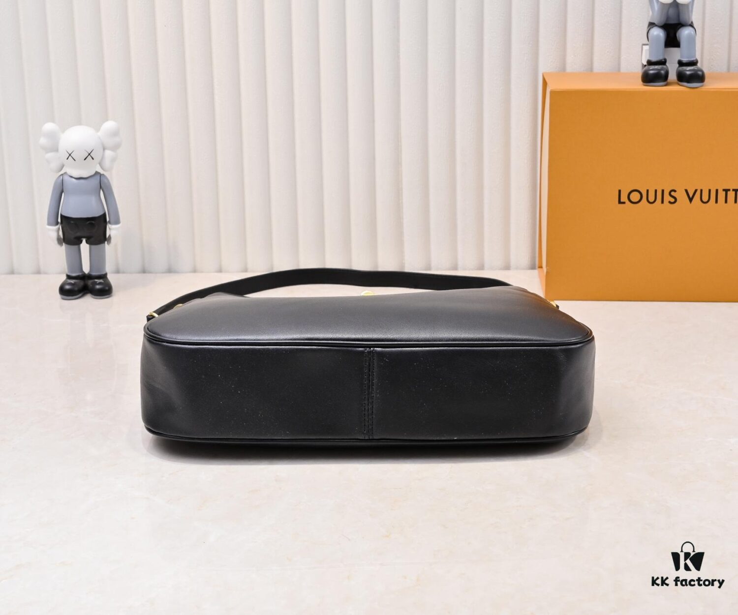 Louis Vuitton New Arrival Quietly Returns to Minimalist Elegance, Hobo-Inspired Design with Soft Silhouette Exudes Effortless Charm