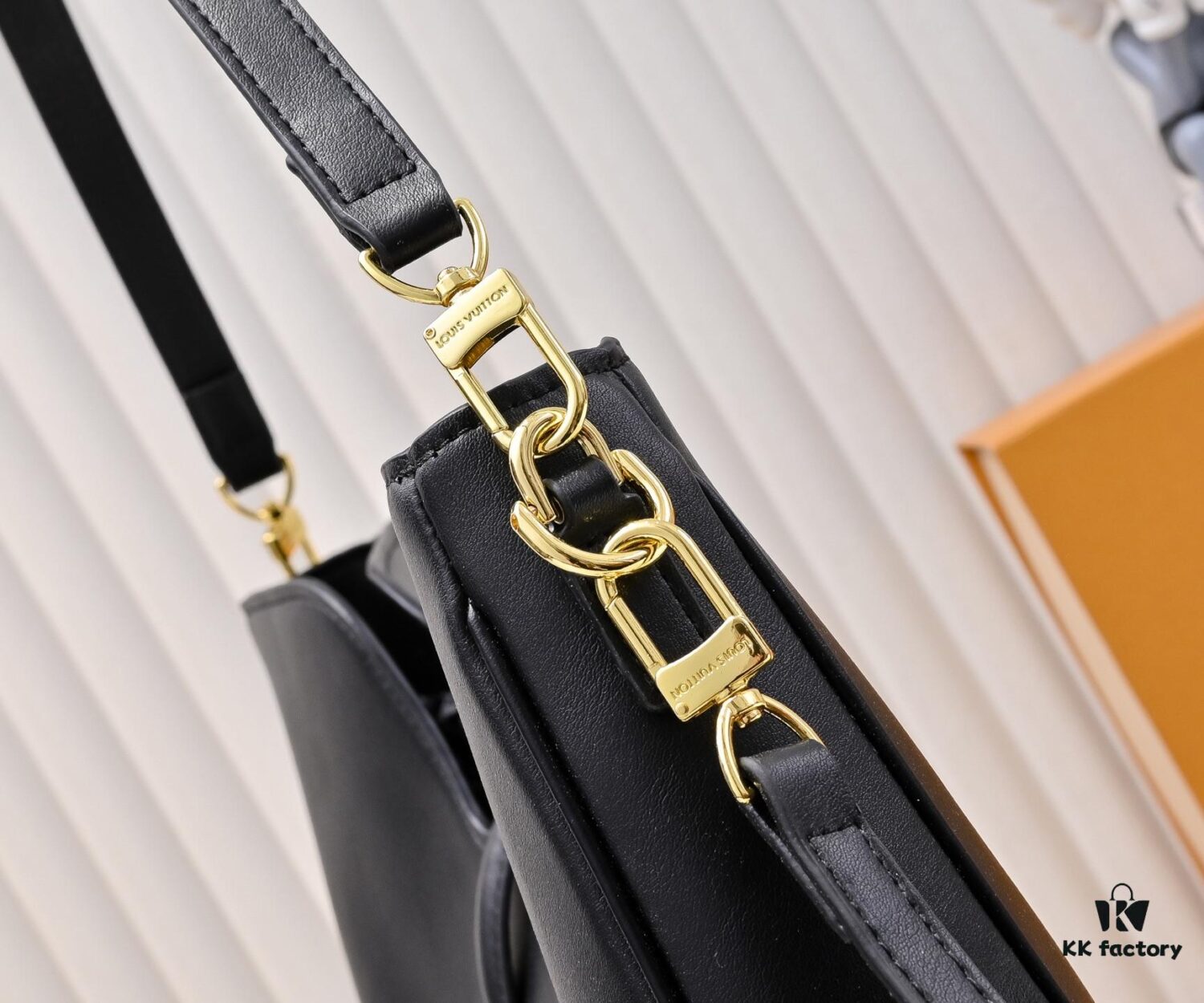 Louis Vuitton New Arrival Quietly Returns to Minimalist Elegance, Hobo-Inspired Design with Soft Silhouette Exudes Effortless Charm