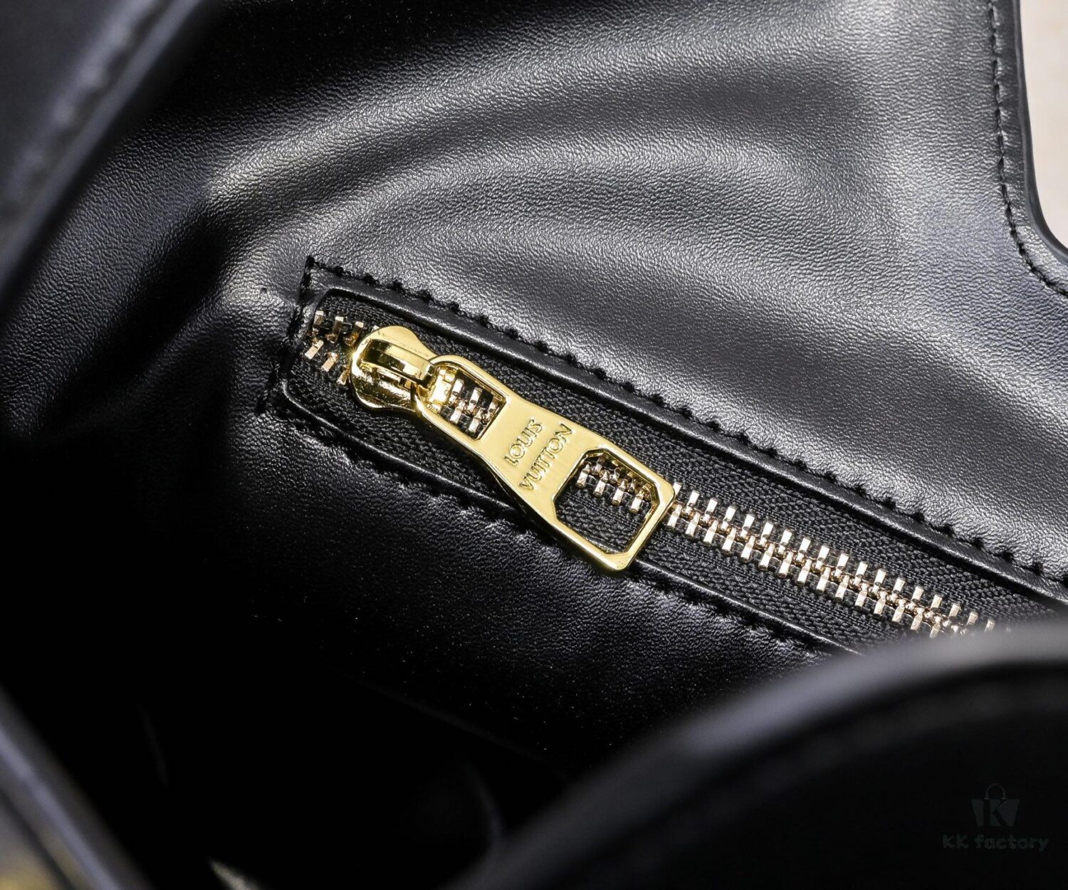 Louis Vuitton New Arrival Quietly Returns to Minimalist Elegance, Hobo-Inspired Design with Soft Silhouette Exudes Effortless Charm