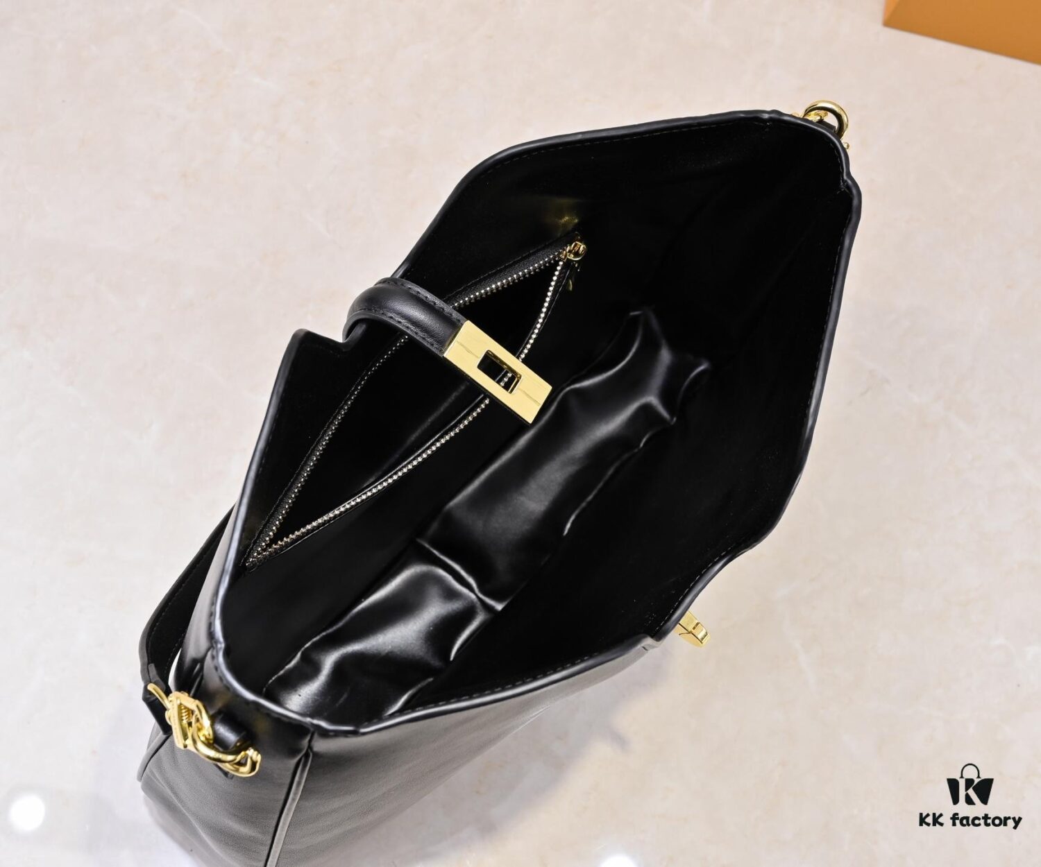 Louis Vuitton New Arrival Quietly Returns to Minimalist Elegance, Hobo-Inspired Design with Soft Silhouette Exudes Effortless Charm