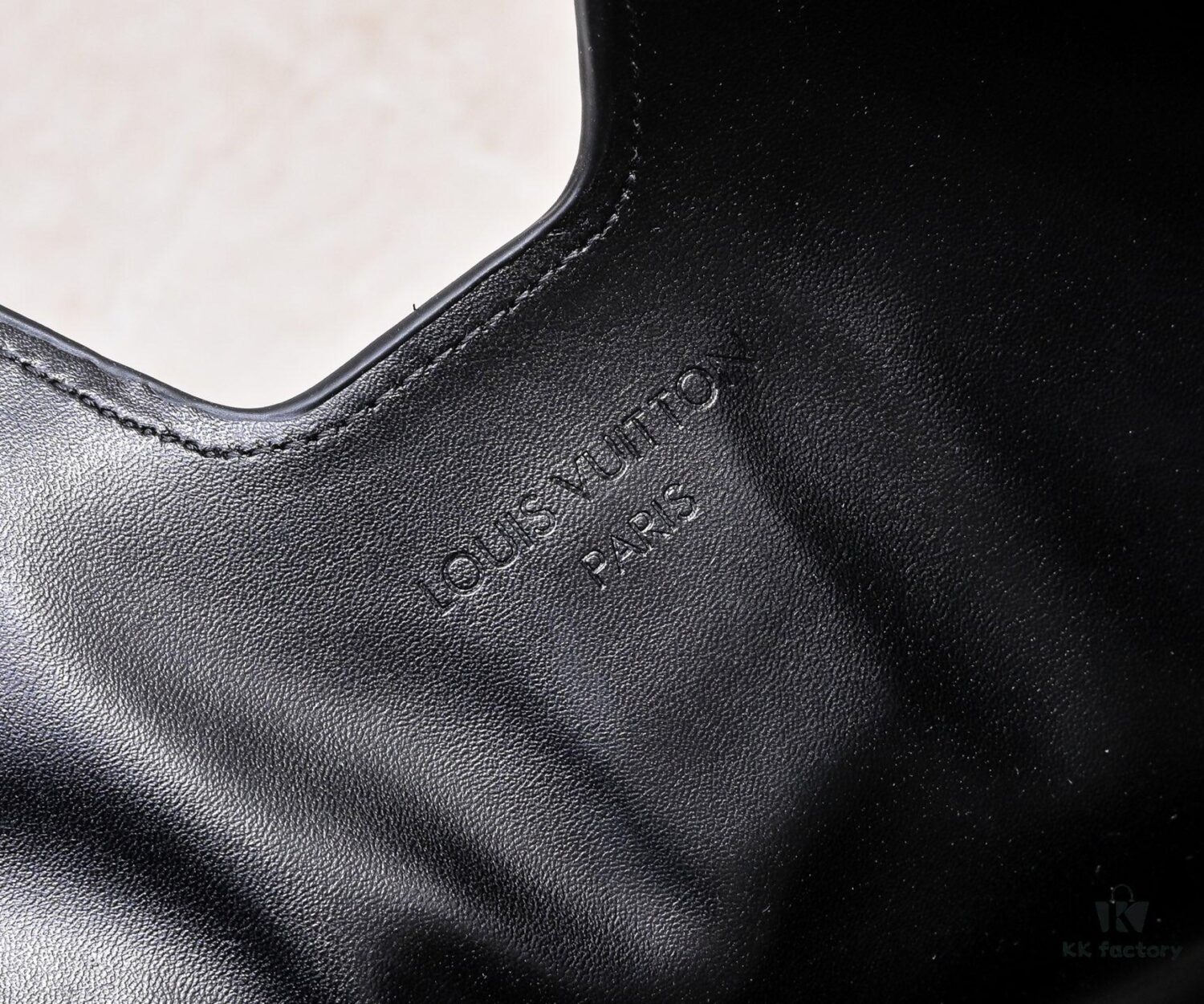 Louis Vuitton New Arrival Quietly Returns to Minimalist Elegance, Hobo-Inspired Design with Soft Silhouette Exudes Effortless Charm