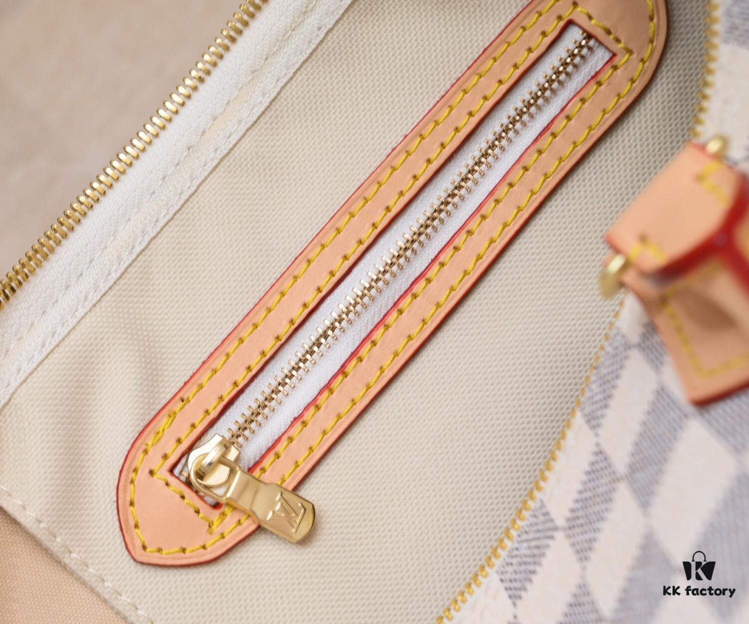 Exclusive Real Photos - Upgraded Version! Strapless Pillow Bag, High-Definition Imaging, Quality as Shown (Three Sizes, Three Colors)