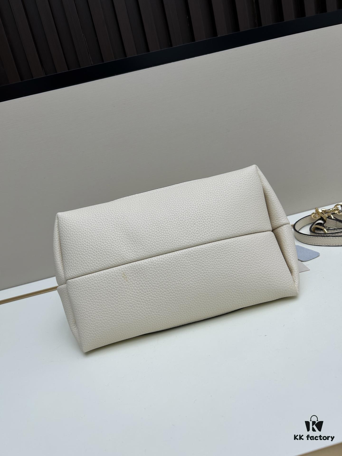 New Arrival with Gift Box 🎁, Gucci Softbit Leather Handheld or Crossbody Bag