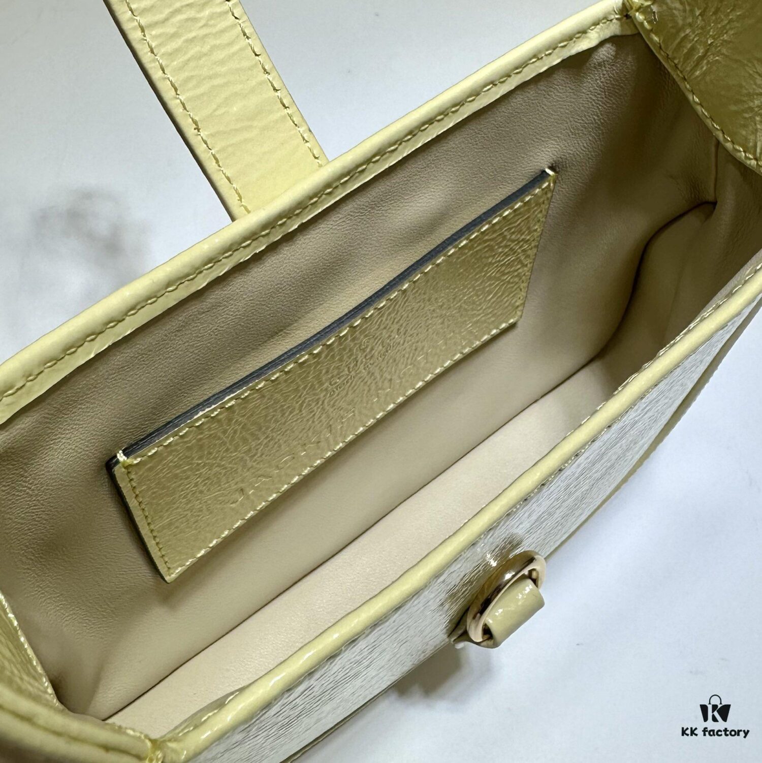 GUCCI Counter Quality, Top Original Stock, Actual Photos! Model No. 782889 Light Yellow Patent Leather, Size: 19.5 x 18 x 3.5 cm (W x H x D), In Stock and Ready to Ship