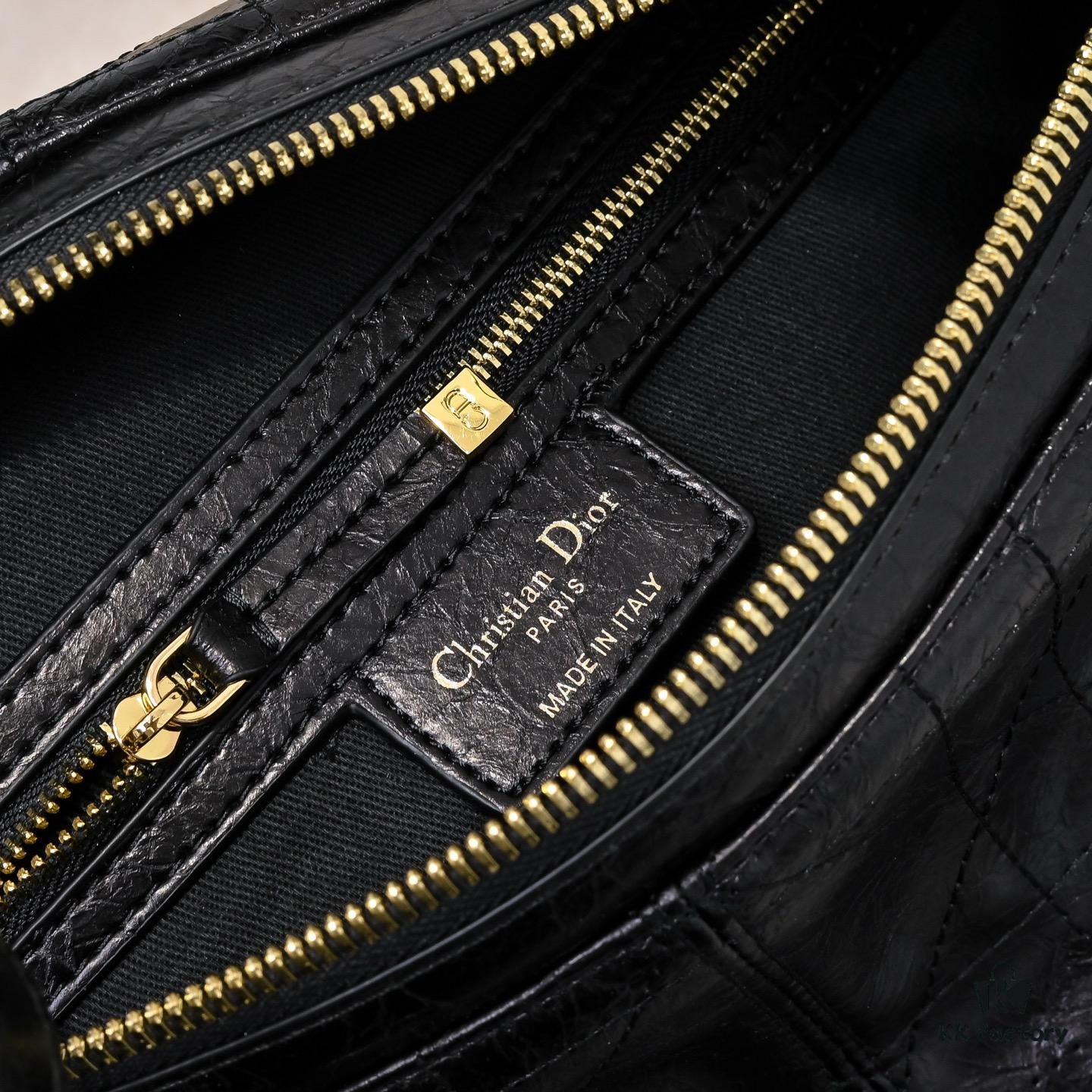 Small Size Upgraded Version Release🔥. This D-Journey handbag features a soft texture and reinterprets the dumpling bag silhouette with a modern design.