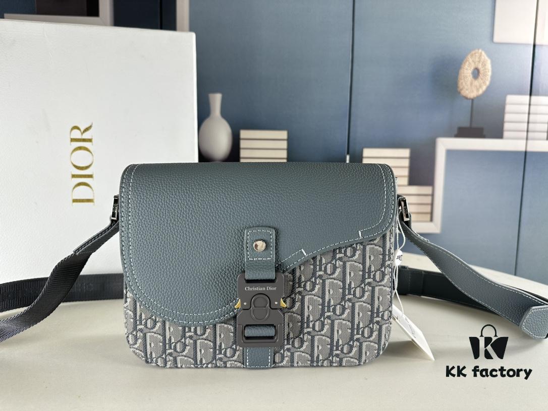 Box Included [Top Original Version] This mini saddle messenger bag is exquisitely stylish, meticulously crafted from black grained cowhide leather and adorned with a flap closure and 'DIOR' signature, highlighting the refined charm of the saddle design. Spacious interior compartments with a patch pocket for organizing daily essentials. Equipped with an adjustable leather shoulder strap for versatile wear as a shoulder or crossbody bag.