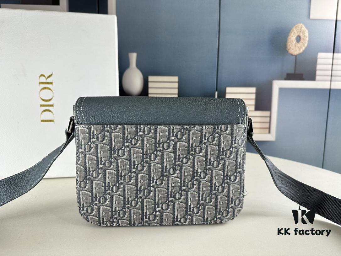 Box Included [Top Original Version] This mini saddle messenger bag is exquisitely stylish, meticulously crafted from black grained cowhide leather and adorned with a flap closure and 'DIOR' signature, highlighting the refined charm of the saddle design. Spacious interior compartments with a patch pocket for organizing daily essentials. Equipped with an adjustable leather shoulder strap for versatile wear as a shoulder or crossbody bag.