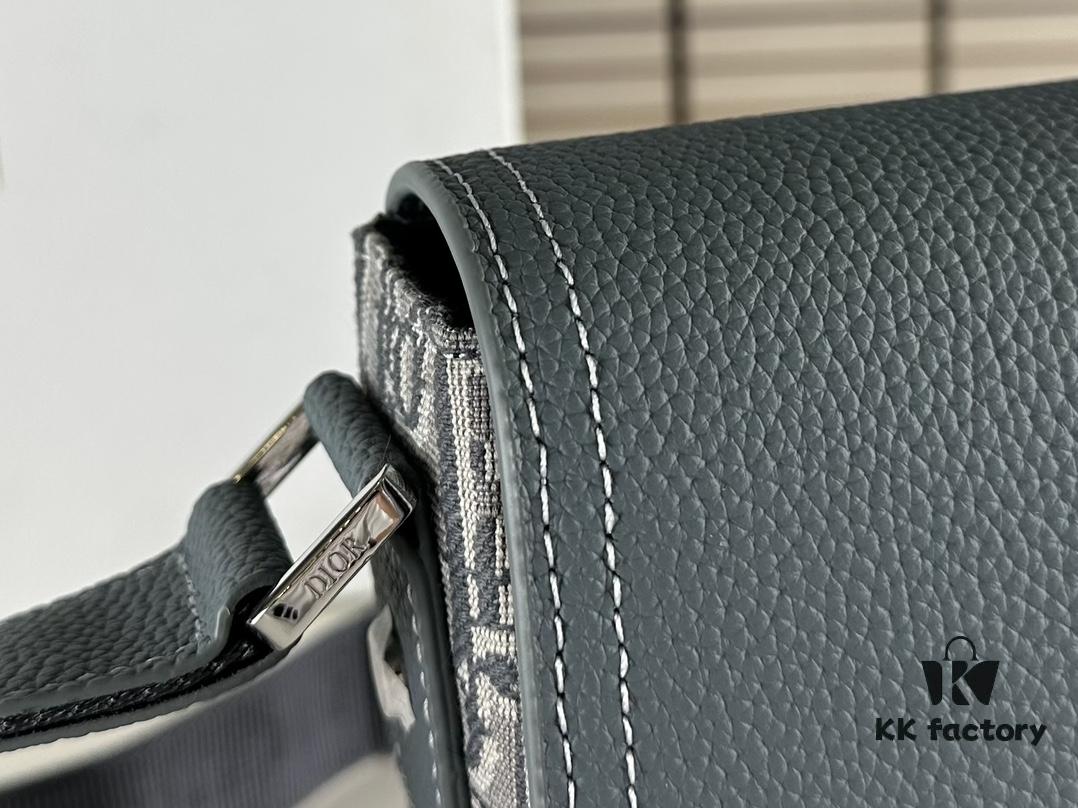 Box Included [Top Original Version] This mini saddle messenger bag is exquisitely stylish, meticulously crafted from black grained cowhide leather and adorned with a flap closure and 'DIOR' signature, highlighting the refined charm of the saddle design. Spacious interior compartments with a patch pocket for organizing daily essentials. Equipped with an adjustable leather shoulder strap for versatile wear as a shoulder or crossbody bag.