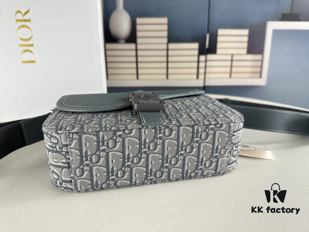 Box Included [Top Original Version] This mini saddle messenger bag is exquisitely stylish, meticulously crafted from black grained cowhide leather and adorned with a flap closure and 'DIOR' signature, highlighting the refined charm of the saddle design. Spacious interior compartments with a patch pocket for organizing daily essentials. Equipped with an adjustable leather shoulder strap for versatile wear as a shoulder or crossbody bag.