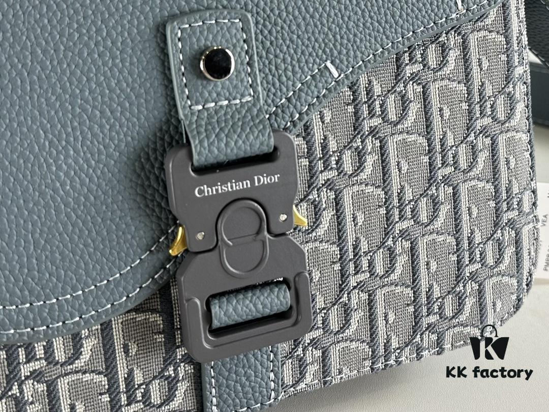 Box Included [Top Original Version] This mini saddle messenger bag is exquisitely stylish, meticulously crafted from black grained cowhide leather and adorned with a flap closure and 'DIOR' signature, highlighting the refined charm of the saddle design. Spacious interior compartments with a patch pocket for organizing daily essentials. Equipped with an adjustable leather shoulder strap for versatile wear as a shoulder or crossbody bag.