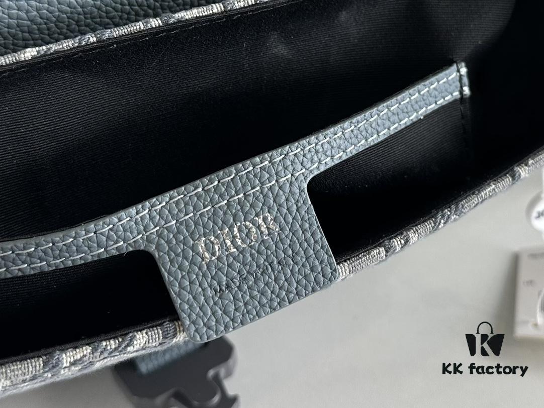 Box Included [Top Original Version] This mini saddle messenger bag is exquisitely stylish, meticulously crafted from black grained cowhide leather and adorned with a flap closure and 'DIOR' signature, highlighting the refined charm of the saddle design. Spacious interior compartments with a patch pocket for organizing daily essentials. Equipped with an adjustable leather shoulder strap for versatile wear as a shoulder or crossbody bag.