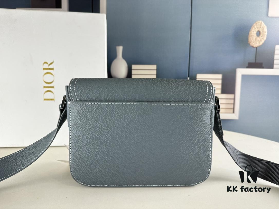 Box Included [Top Original Version] This mini saddle messenger bag is exquisitely stylish, crafted from black grained calf leather and adorned with a flap closure and 'DIOR' signature, highlighting the refined charm of the saddle design. Spacious interior compartments with a patch pocket accommodate daily essentials. Equipped with an adjustable leather shoulder strap for versatile wear as a shoulder or crossbody bag.